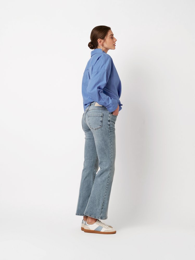 Womens jeans Antonia Bootcut in bleached blue, bootcut jeans with pleats, outfit view worn by model