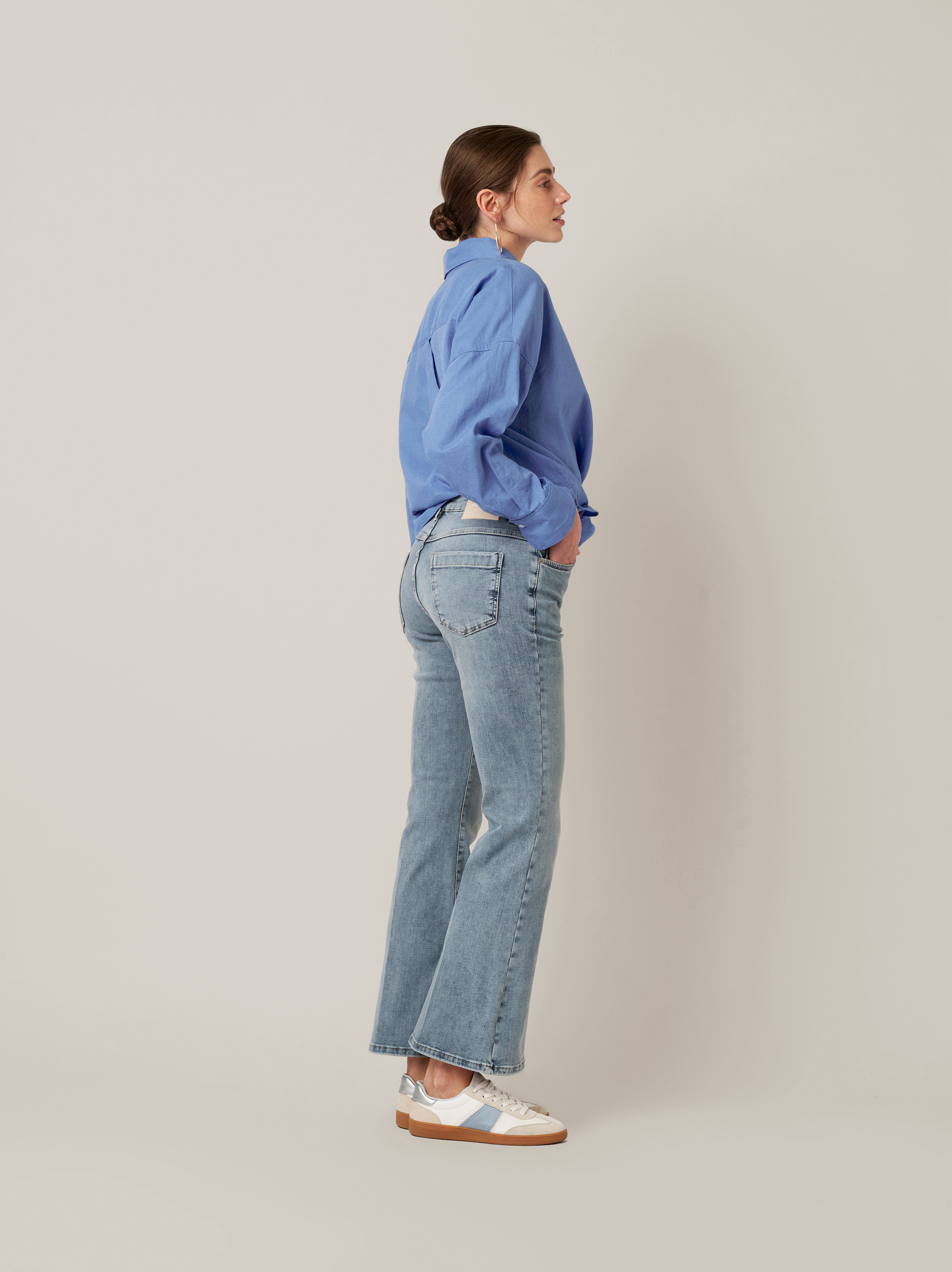 Womens jeans Antonia Bootcut in bleached blue, bootcut jeans with pleats, outfit view worn by model