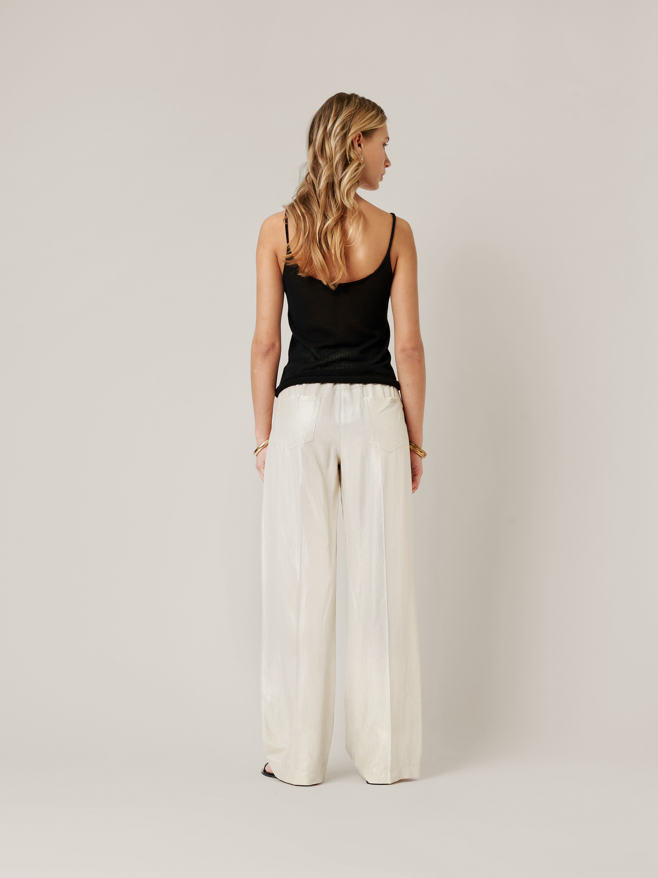 Womens trousers Mara Straight in soft gold, linen trousers with a gold shimmer, back view worn by model