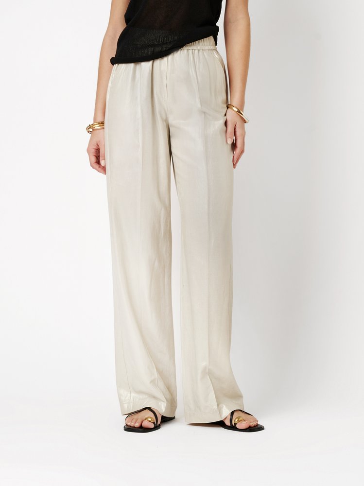 Womens trousers Mara Straight in soft gold, linen trousers with a gold shimmer, front view worn by model