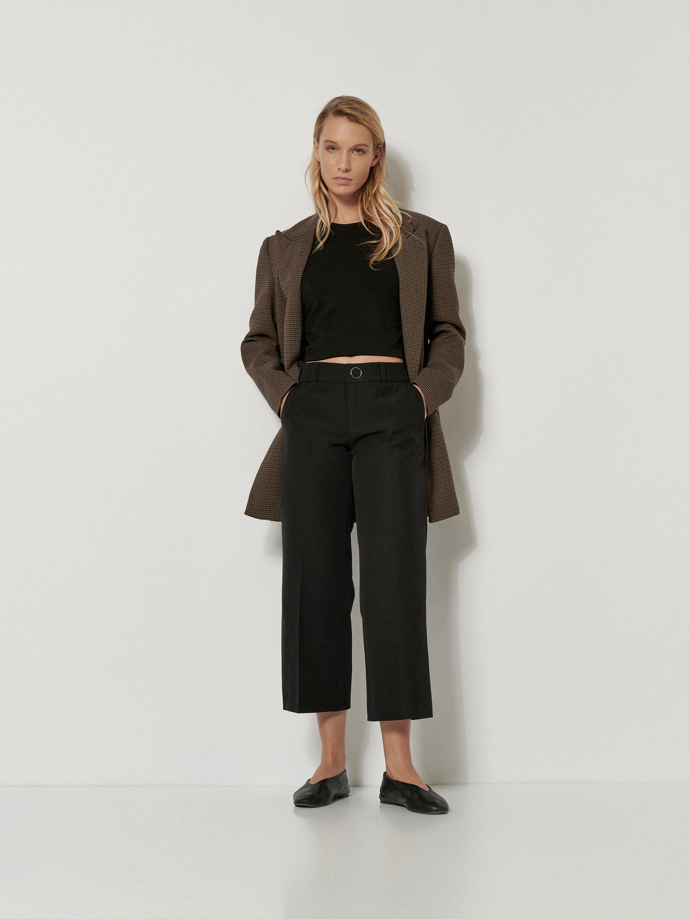 Damenhose May_305 in Schwarz, Culotte aus Crepe, Outfitansicht am Model