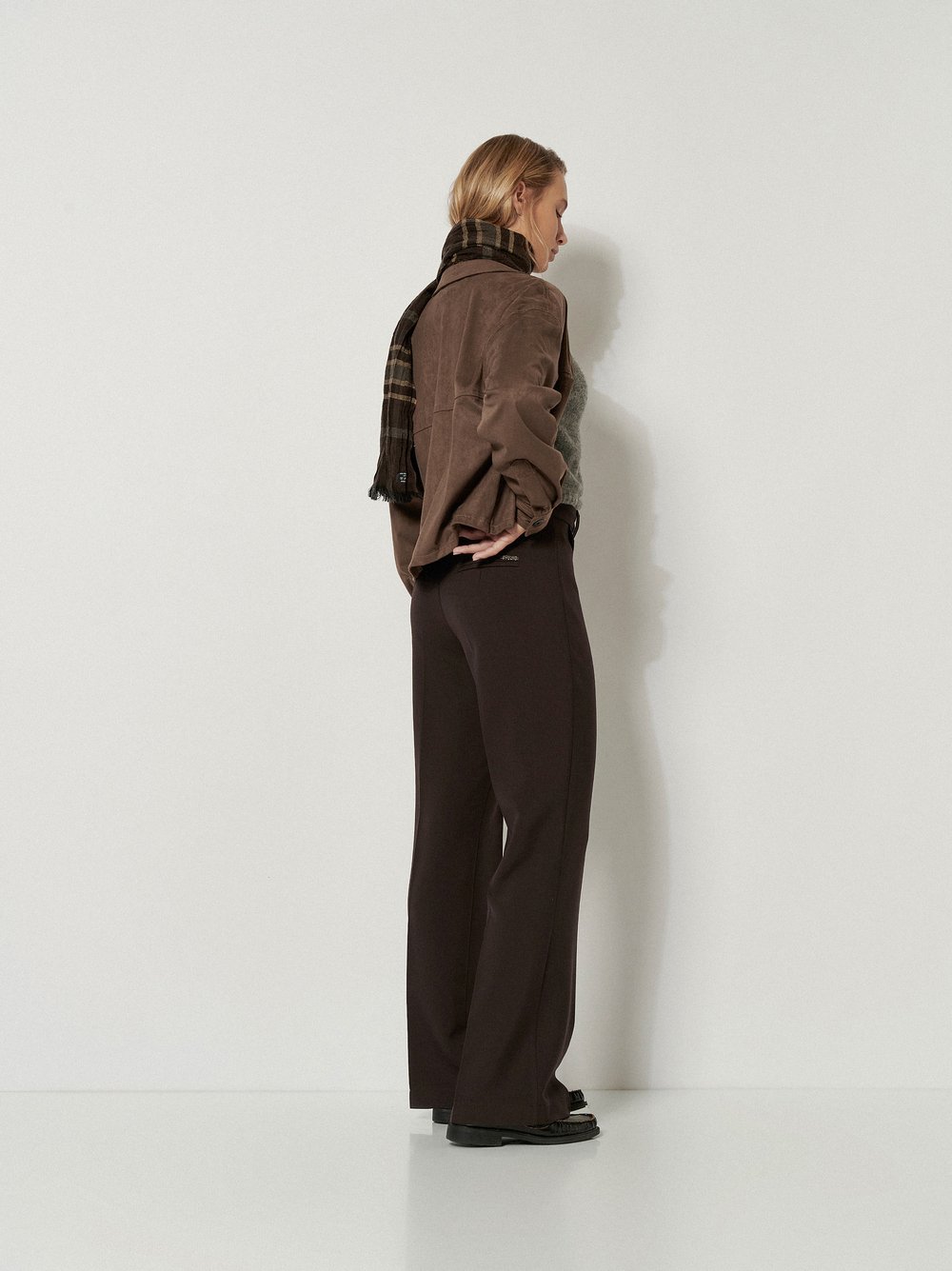 Damenhose Audrey Flared in Dunkelbraun, flared-Hose mit Tailoring-Details, Frontansicht am Model getragen