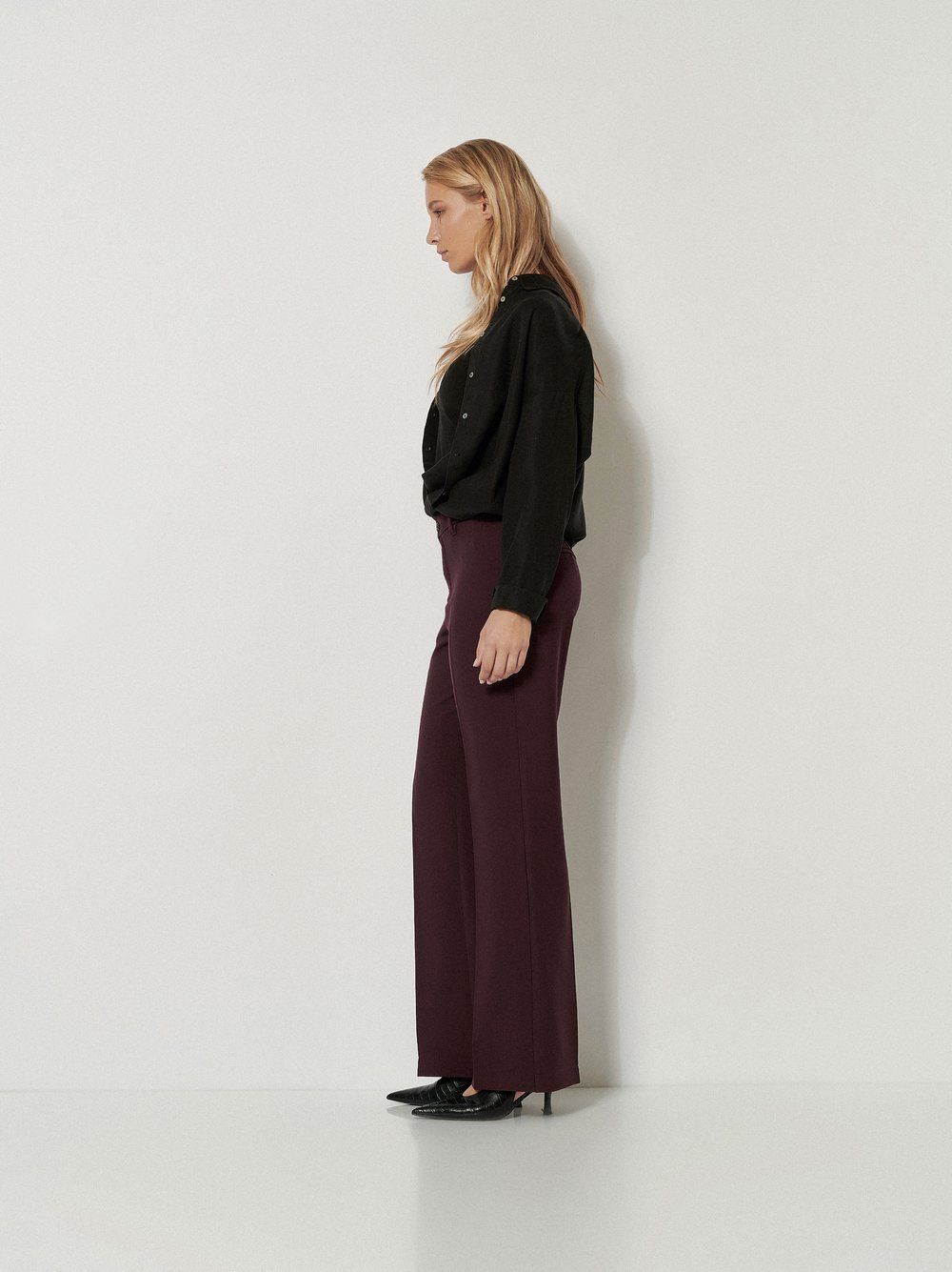 Damenhose Audrey Flared in Bordeaux, flared-Hose mit Tailoring-Details, Frontansicht am Model getragen