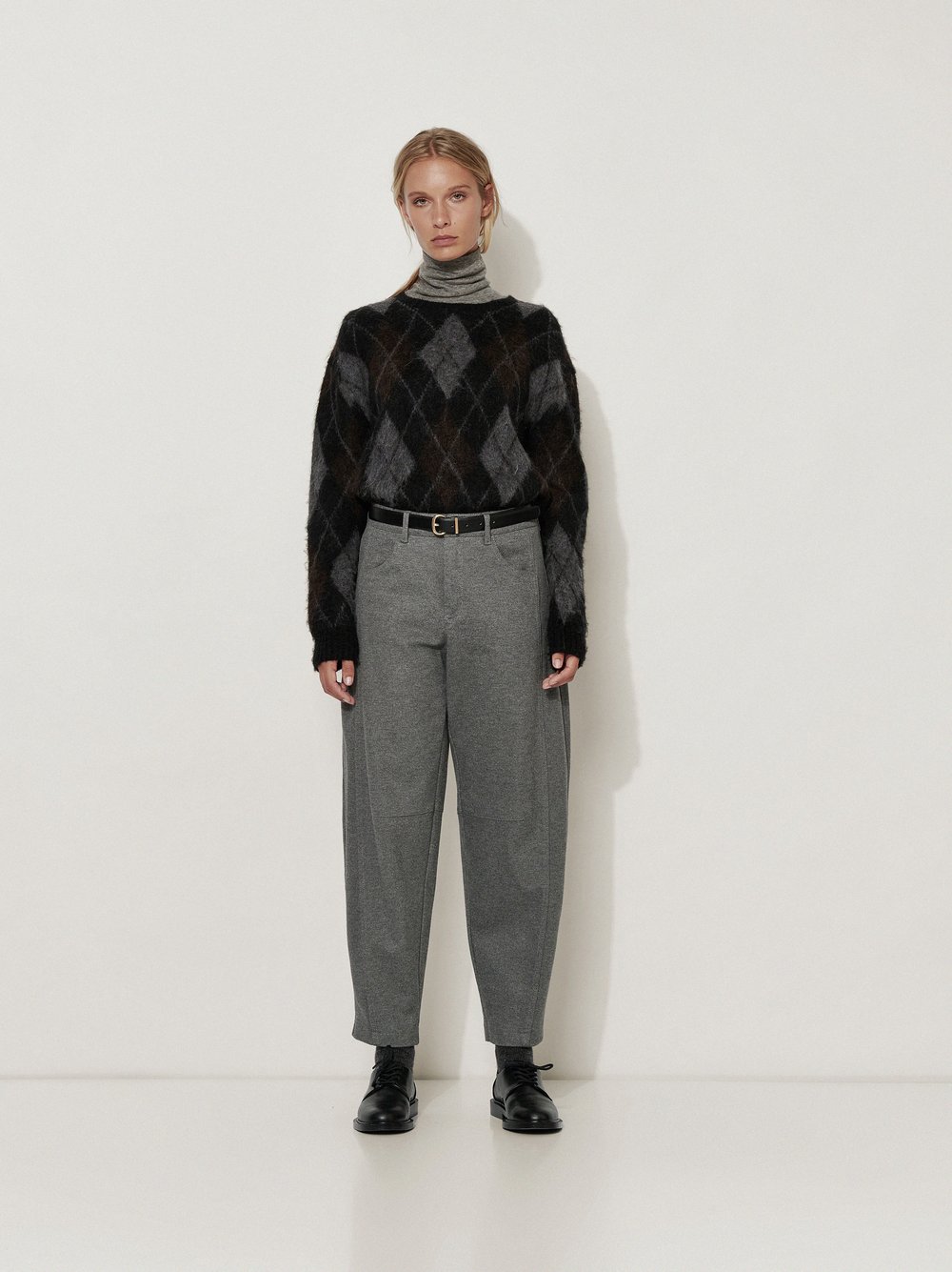 Womens trousers Mara Barrel in Grey, barrel-fit trousers in soft flannel, outfit view worn by model