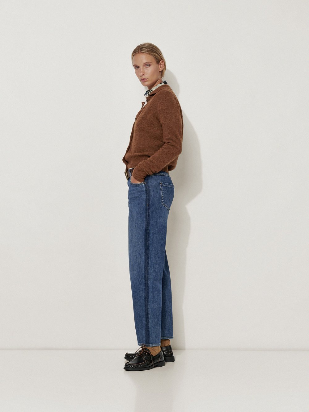 Womens jeans Masha Straight in Mid Blue, straight-fit jeans with contrast side panels, front view worn by model