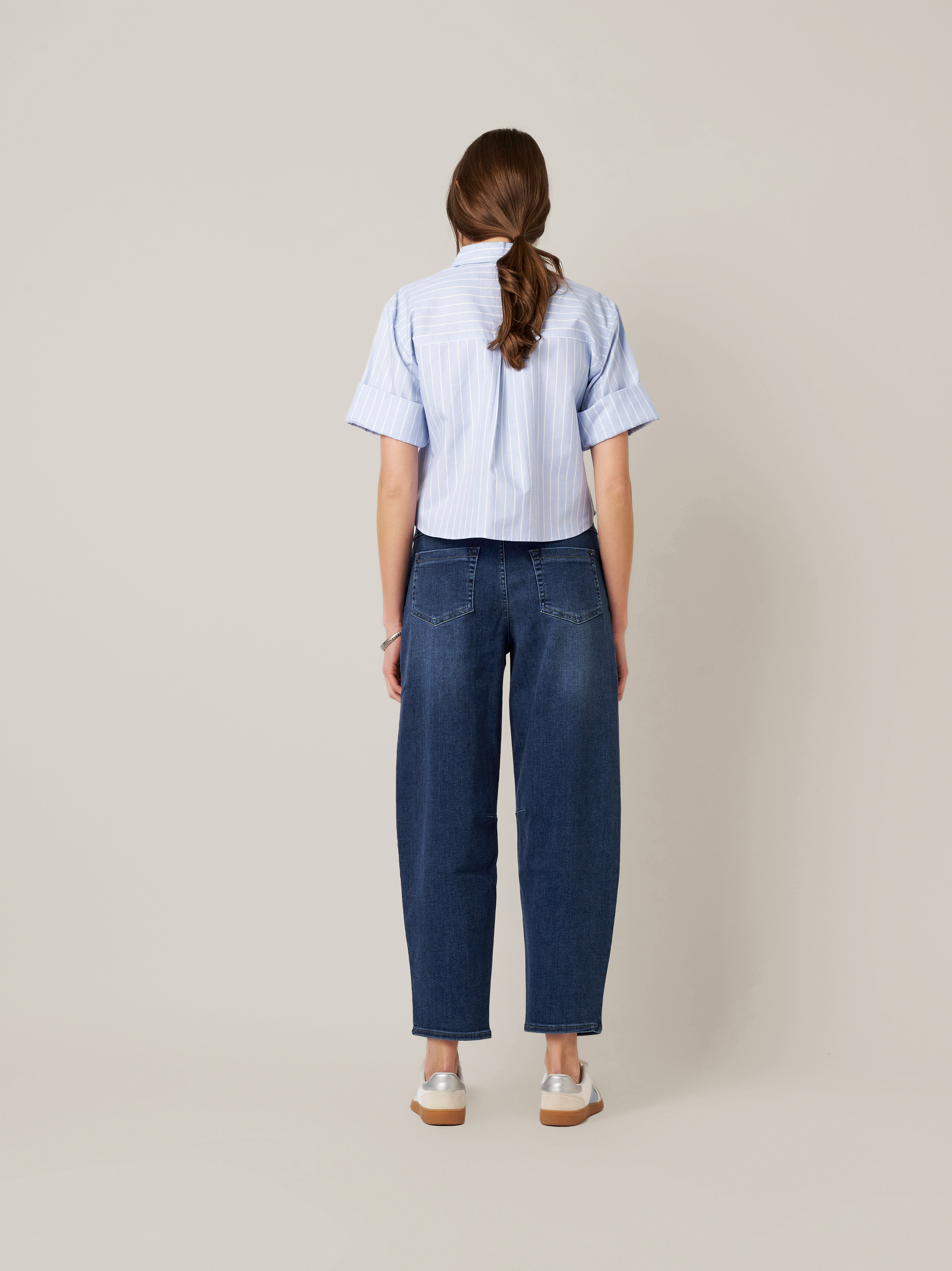 Womens jeans Mara Barrel in mid blue, barrel-fit jeans, back view worn by model