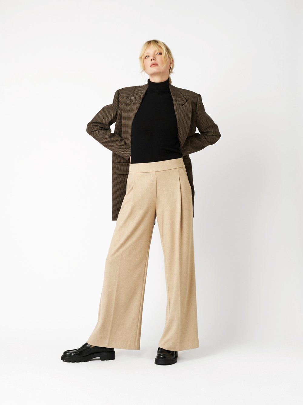 Trousers Mara_403 sand outfit view