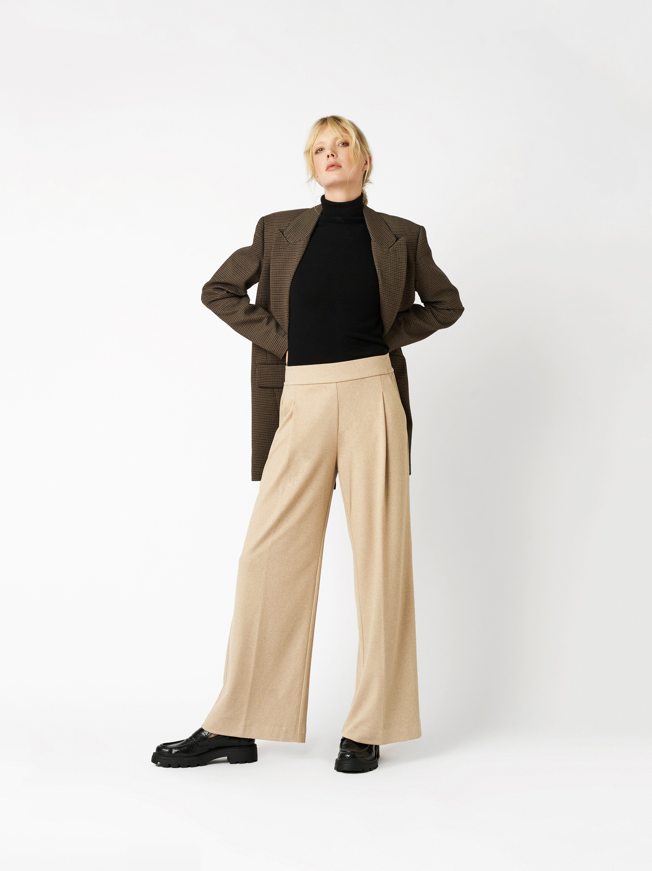 Trousers Mara_403 sand outfit view Trousers Mara_403 sand outfit view