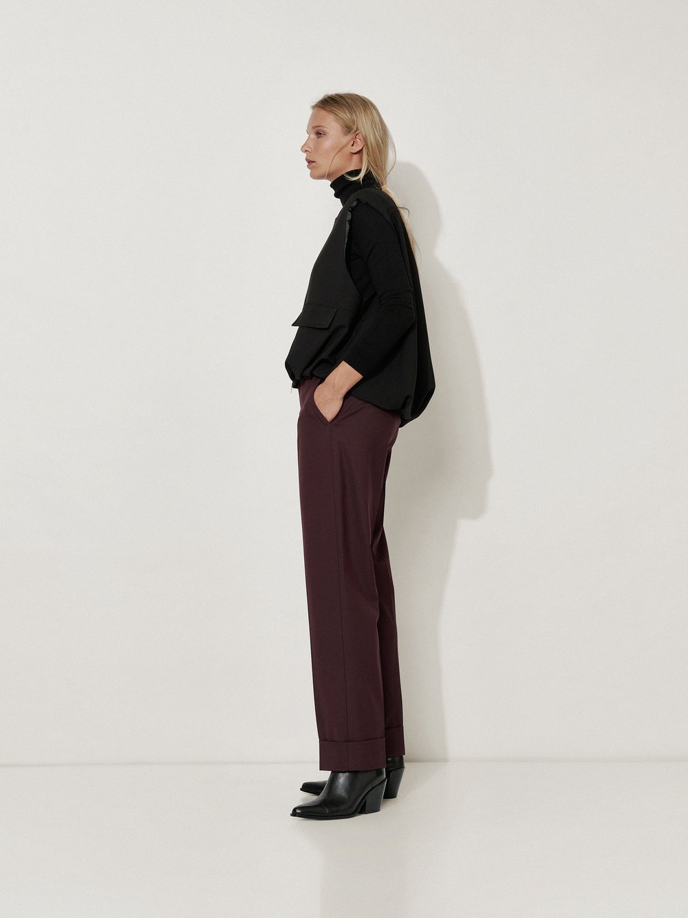 Womens trousers Audrey Turn Up in Bordeaux, tailoring trousers with turn-up, front view worn by model