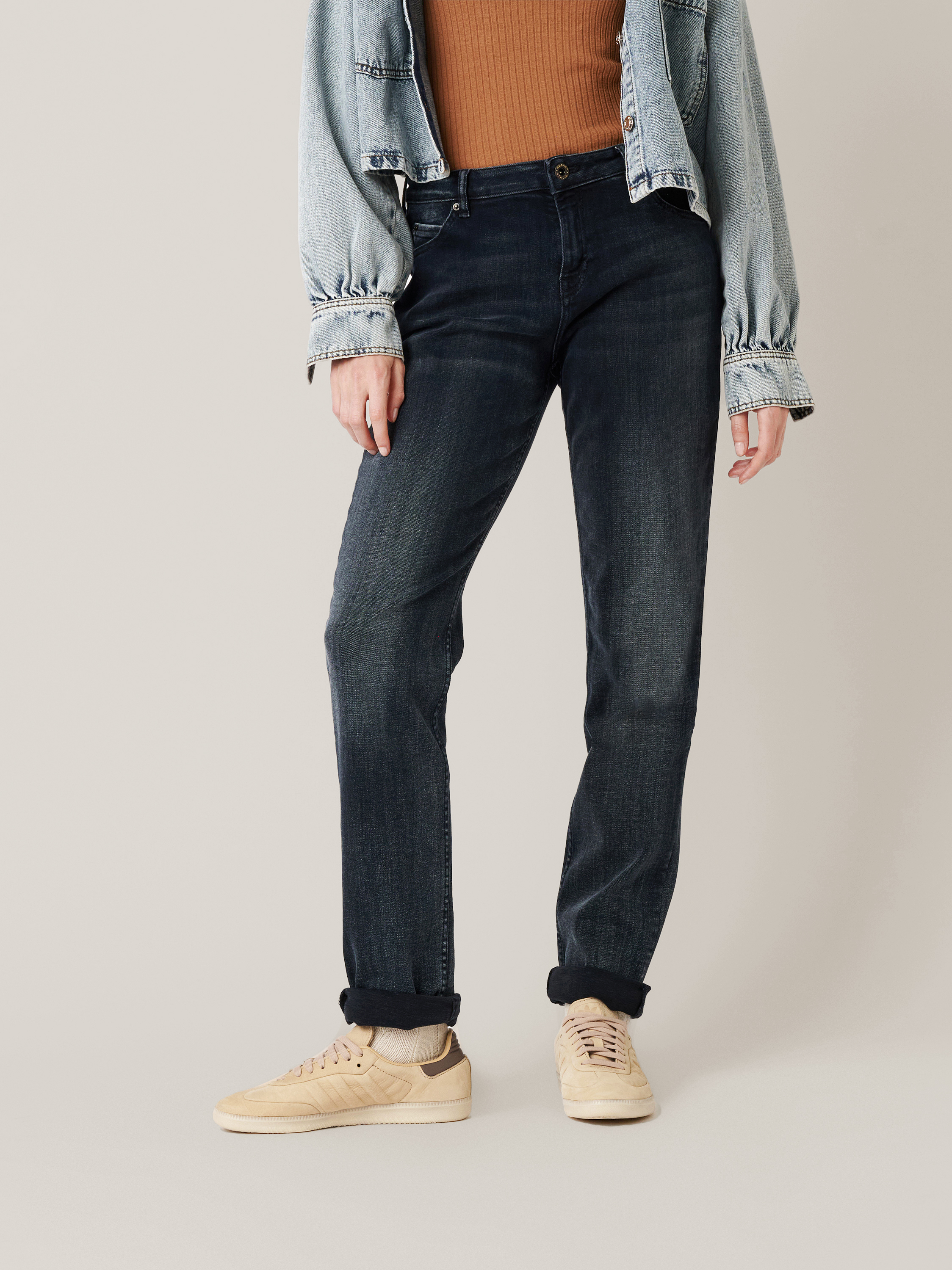 Womens jeans Masha Straight in dark blue, straight-fit jeans with mid waist, front view worn by model