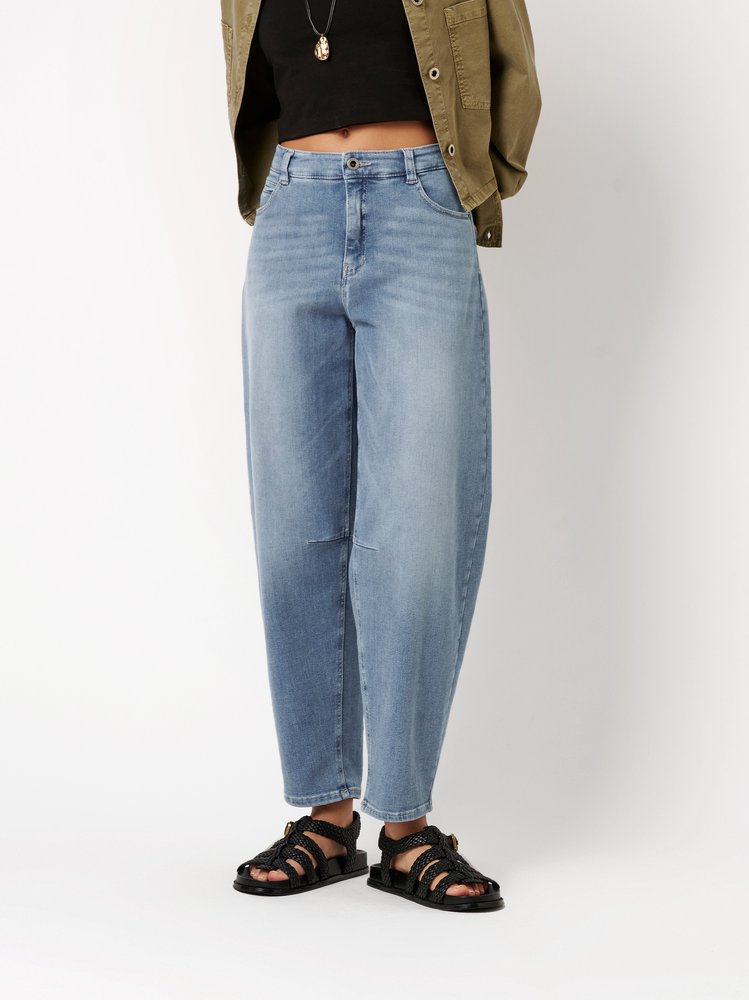 Womens jeans Mara Barrel in mid blue, barrel-fit jeans, front view worn by model
