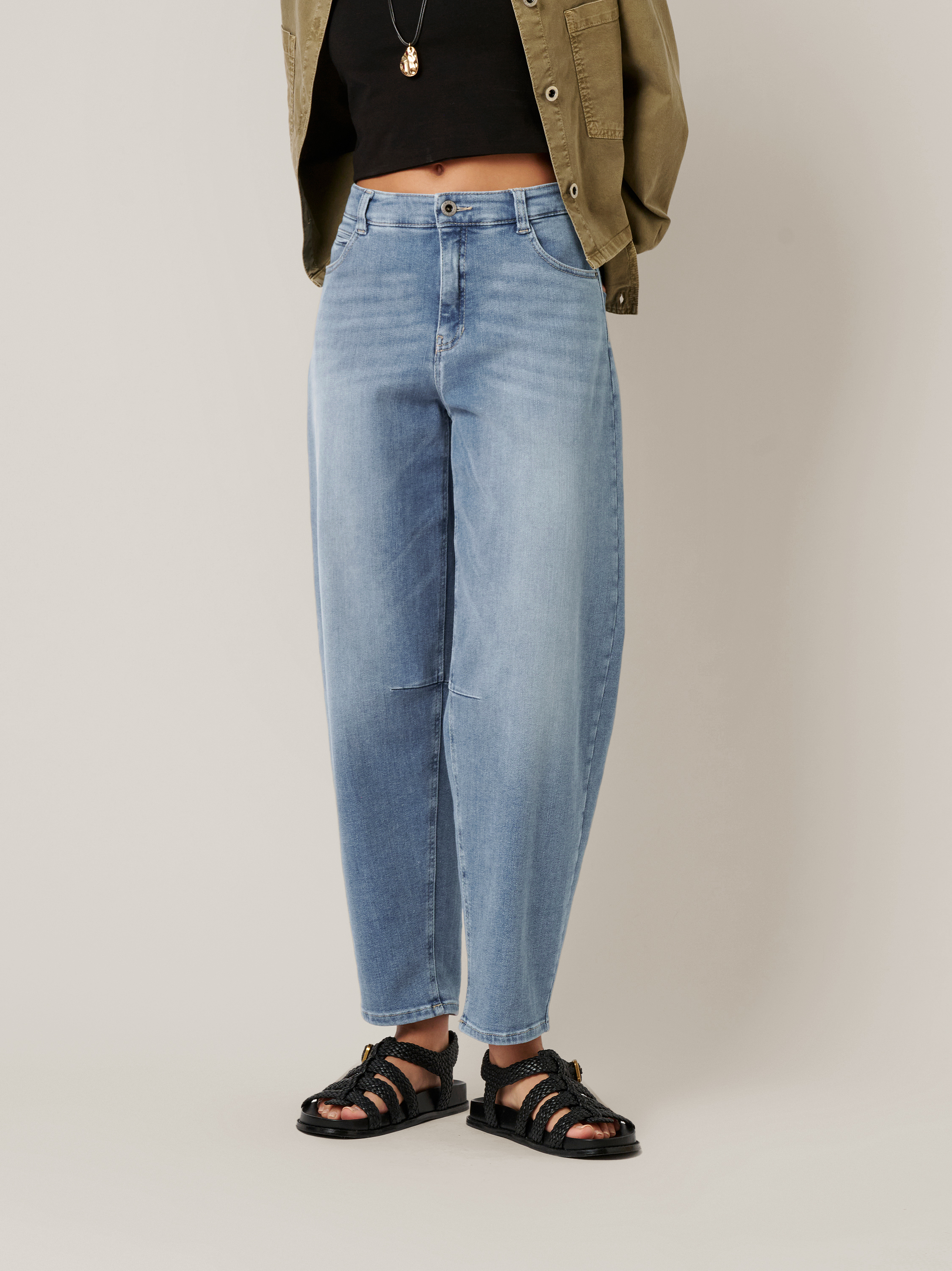 Damenjeans Mara Barrel in mid blue, Barrel-Fit Jeans, Frontansicht am Model getragen