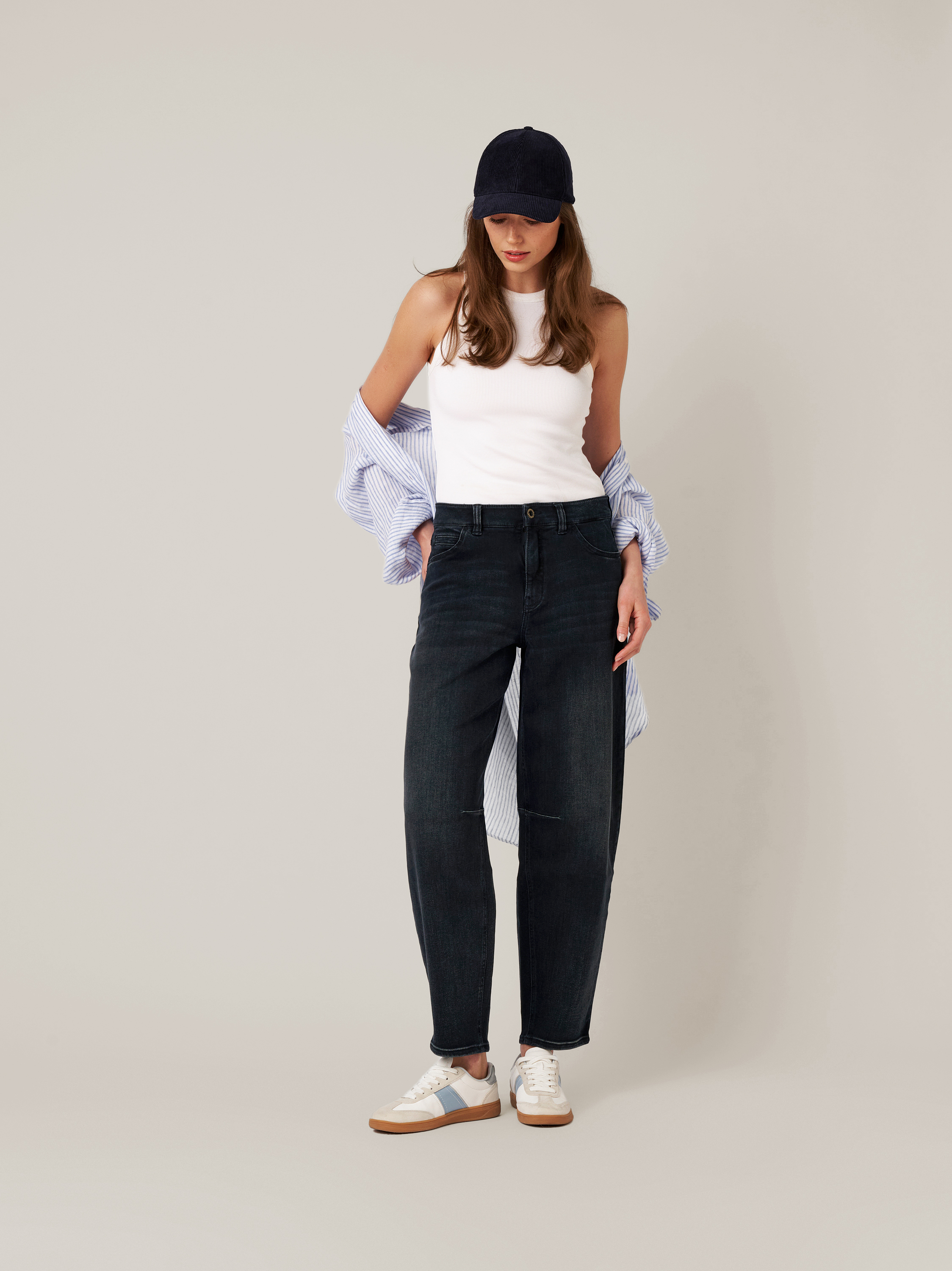 Womens jeans Mara Barrel in dark blue, barrel-fit jeans, outfit view worn by model