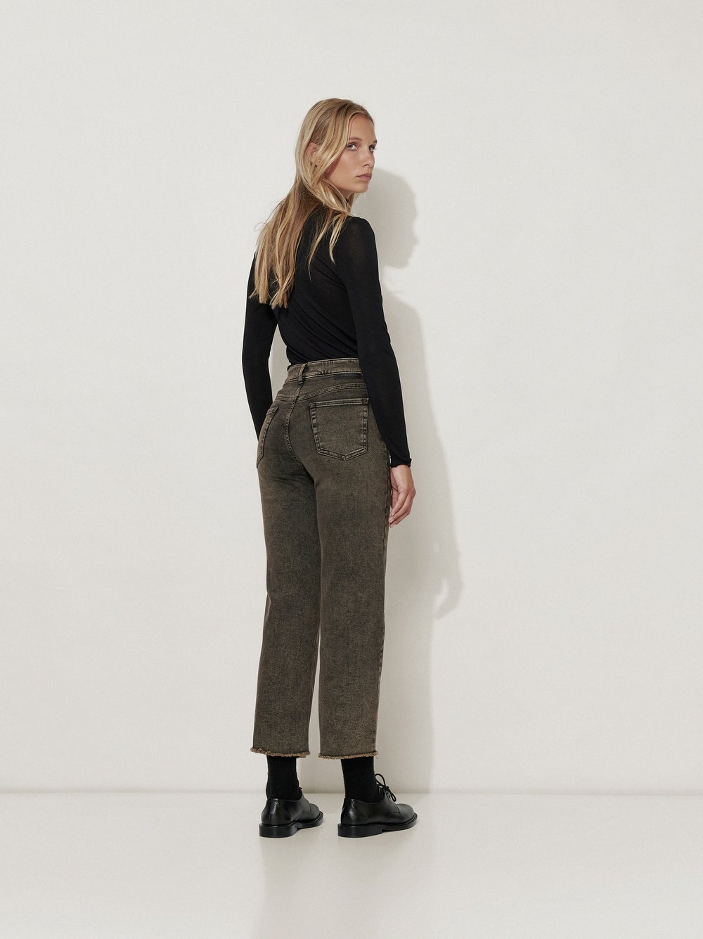 Womens jeans Audrey Straight in Dark Brown, straight-fit jeans with raw hem, back view worn by model
