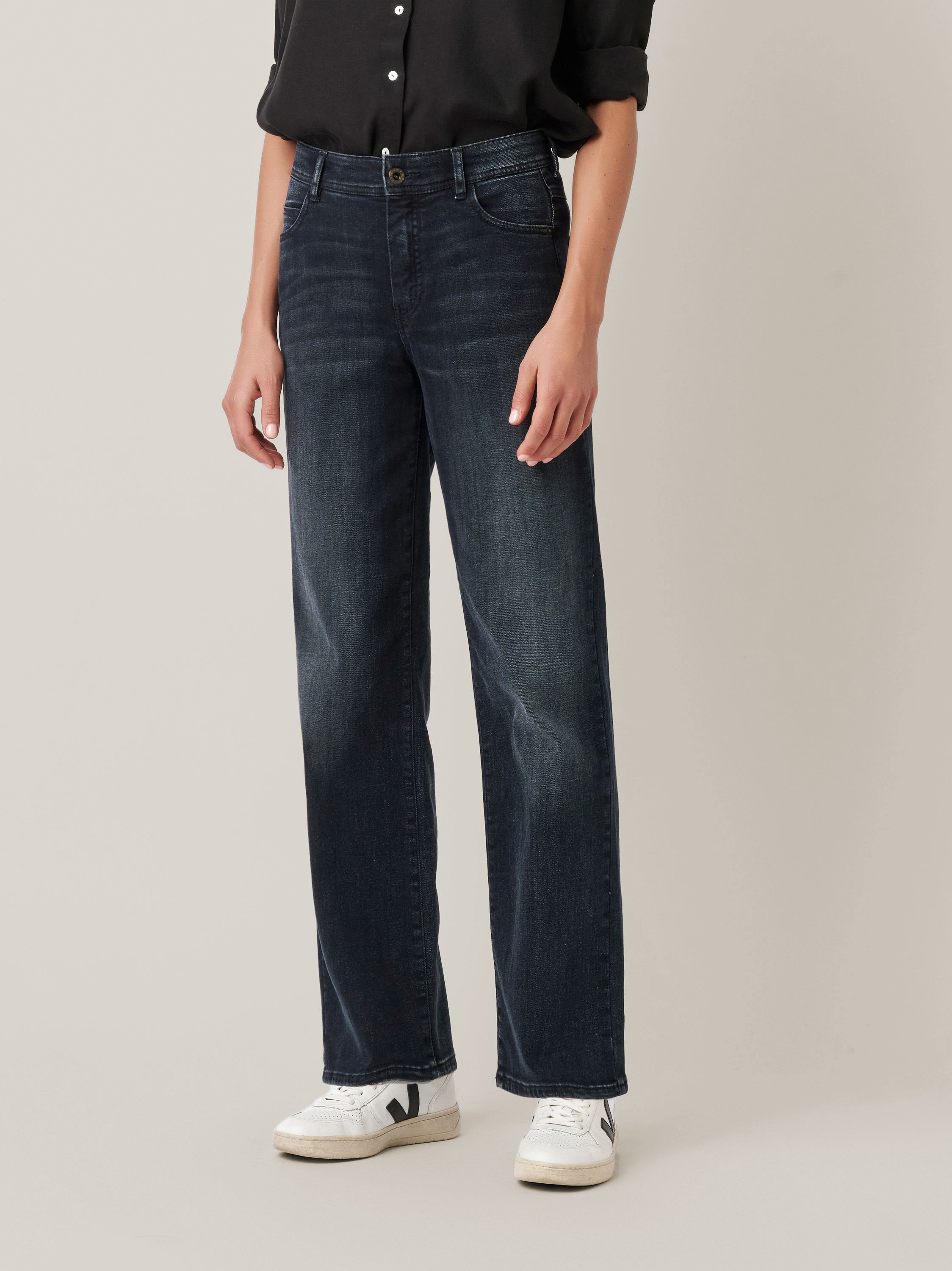 Womens jeans Audrey Straight in dark blue, straight-fit jeans with high waist, front view worn by model