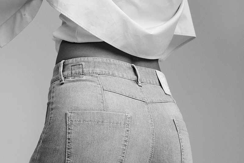 FAQ – alle Antworten auf einen Blick Detailaufnahme einer hellen Jeans – Visual für häufige Fragen bei ROSNER.