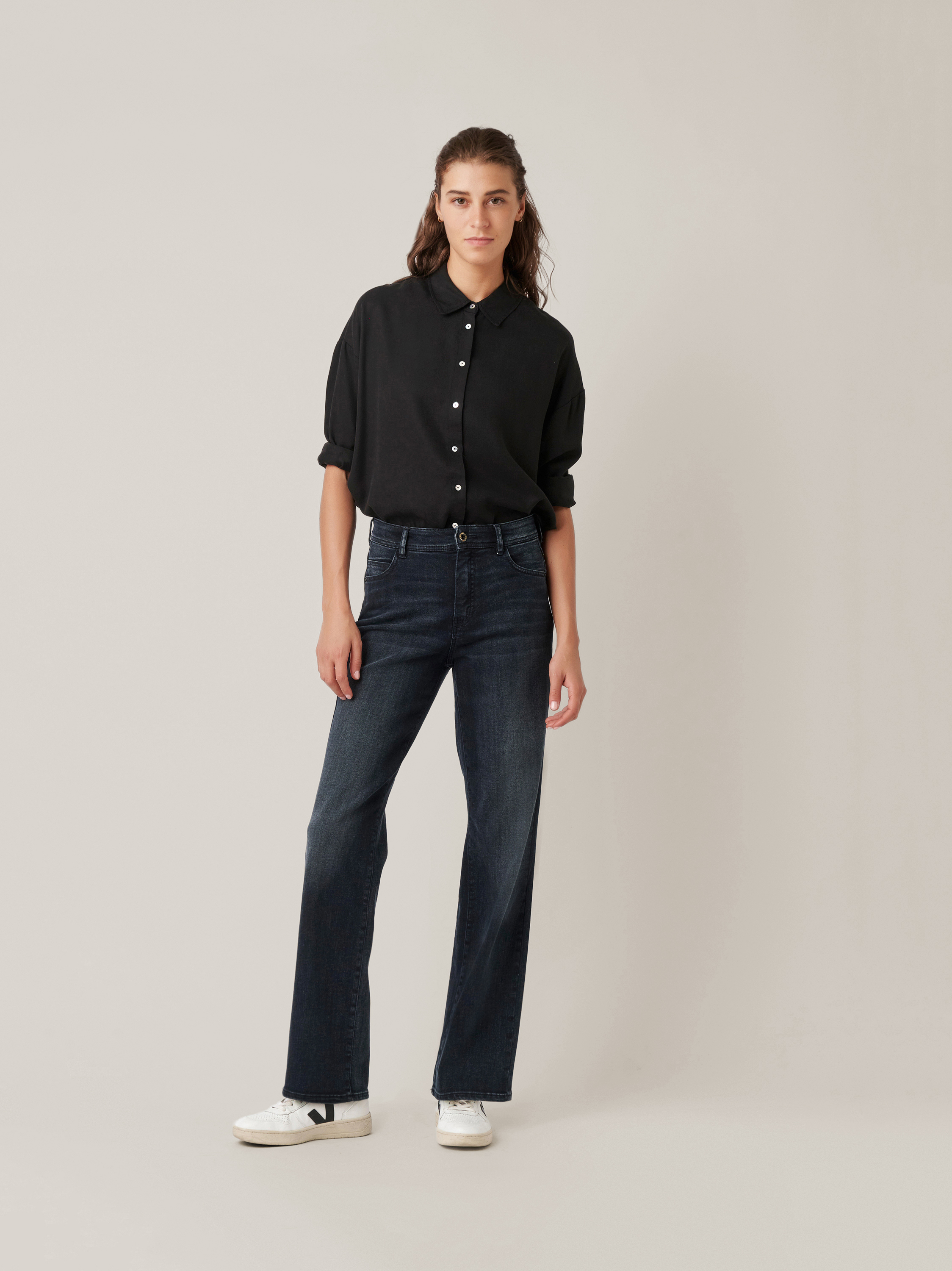 Womens jeans Audrey Straight in dark blue, straight-fit jeans with high waist, outfit view worn by model