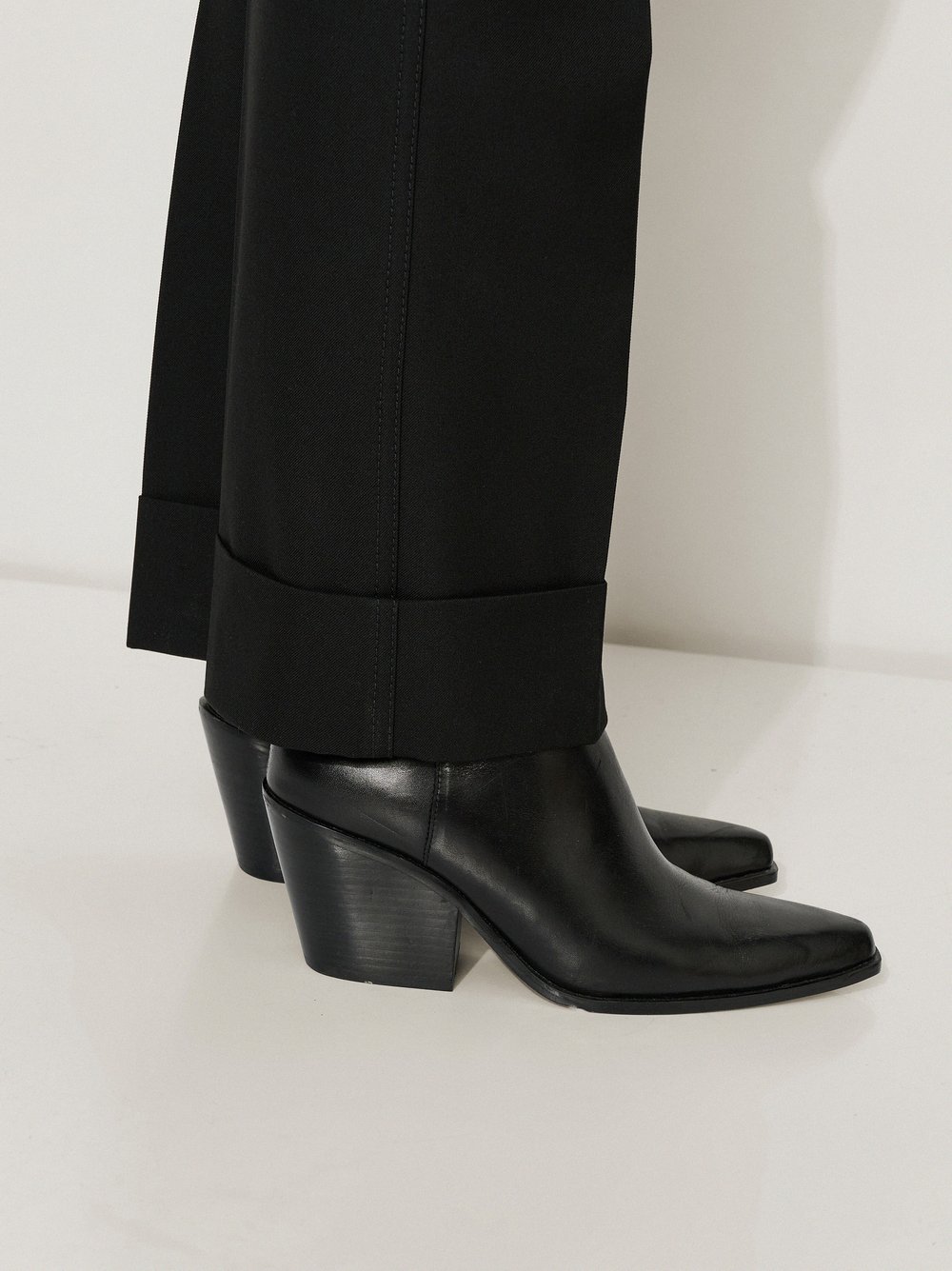 Womens trousers Audrey Turn Up in Black, tailoring trousers with turn-up, detail view