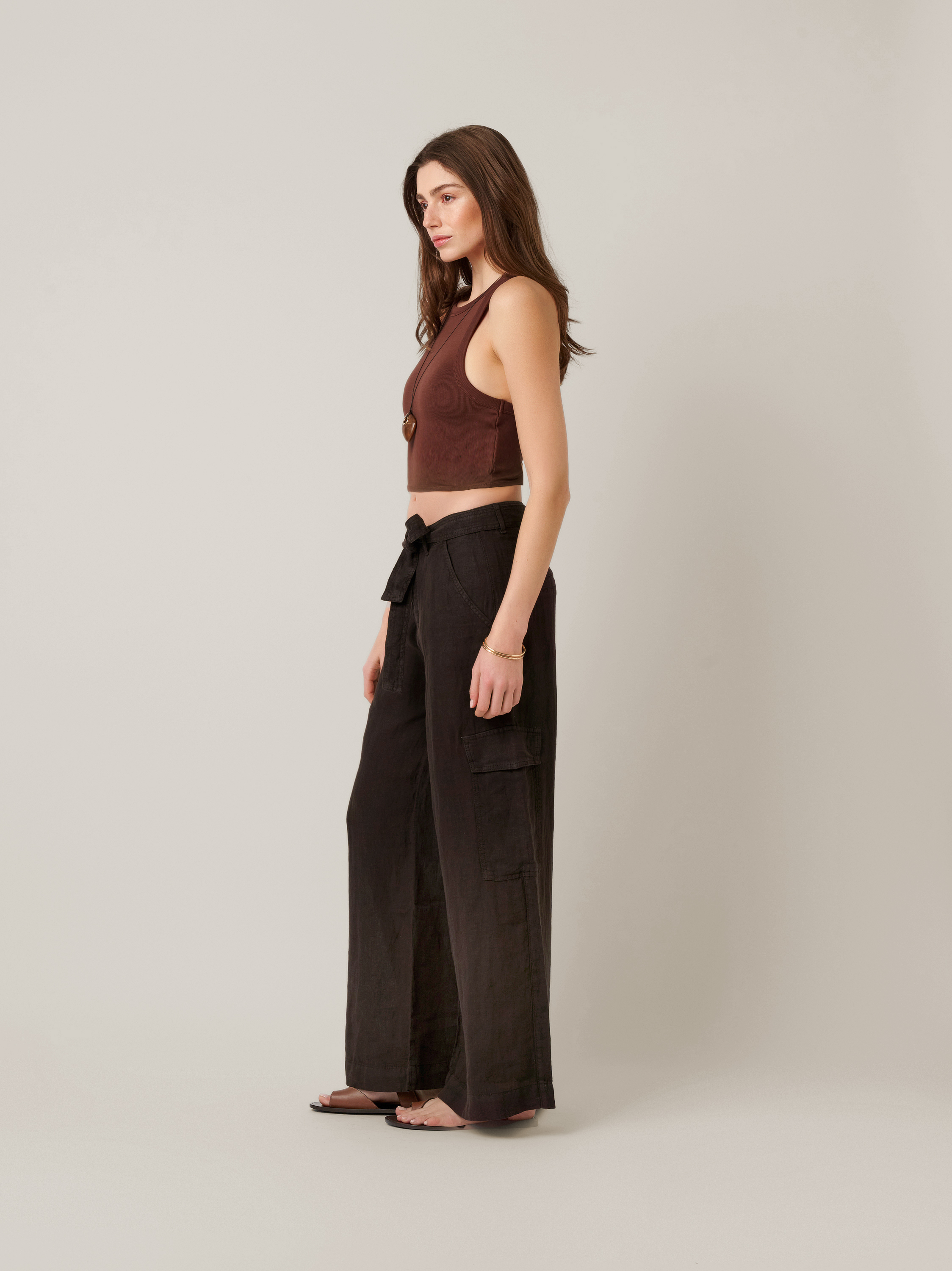 Damenhose Mara Wide in dark brown, Weite Leinenhose mit Cargotaschen und Bindeguertel, Outfitansicht am Model