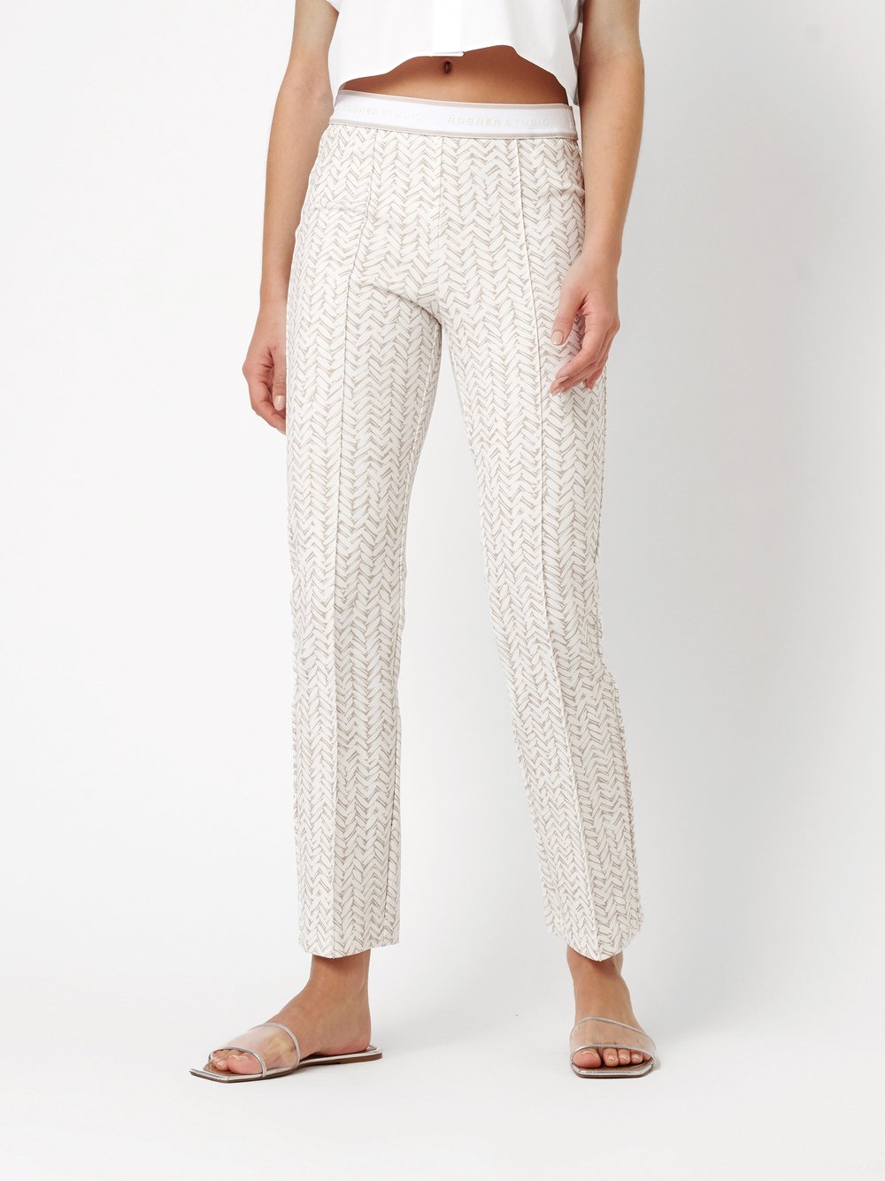 Damenhose Alisa Slim in beige / offwhite, gemusterte Slim-Fit, Frontansicht am Model getragen