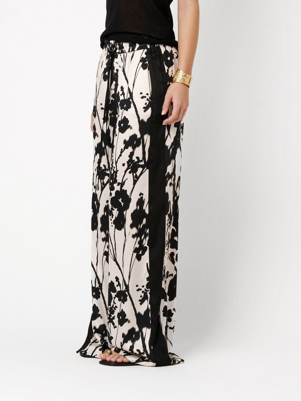 Damenhose Mara Palazzo in black / offwhite, Palazzo-Hose mit Flowerprint, Frontansicht am Model getragen