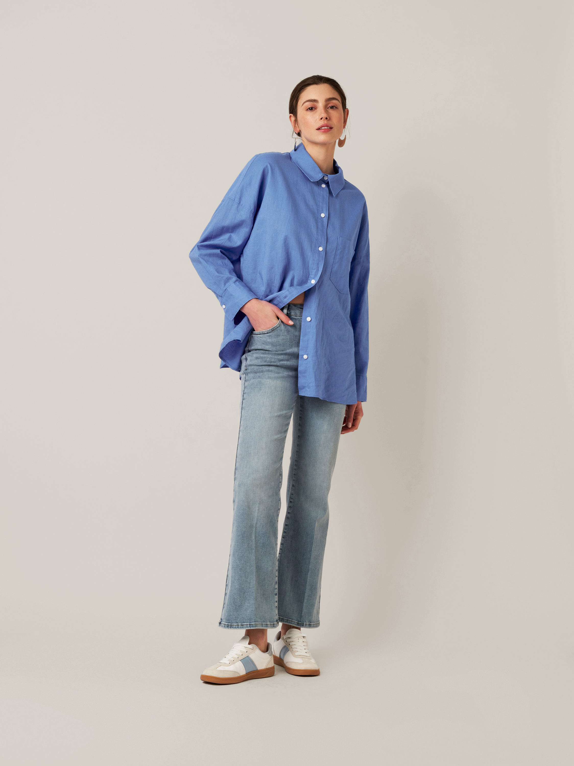 Womens jeans Antonia Bootcut in bleached blue, bootcut jeans with pleats, front view worn by model