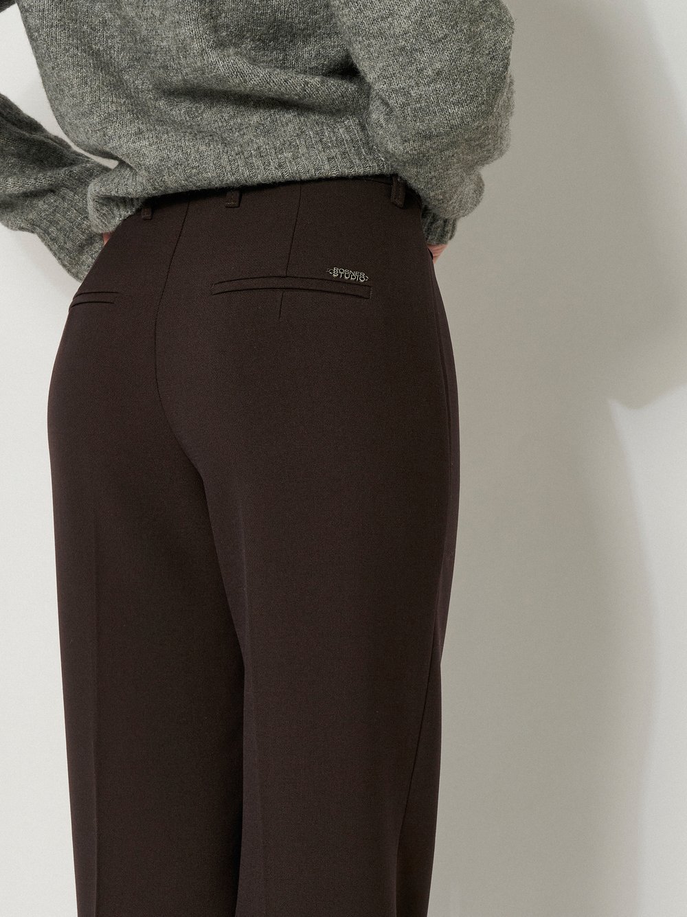 Damenhose Audrey Flared in Dunkelbraun, flared-Hose mit Tailoring-Details, zweite Detailansicht