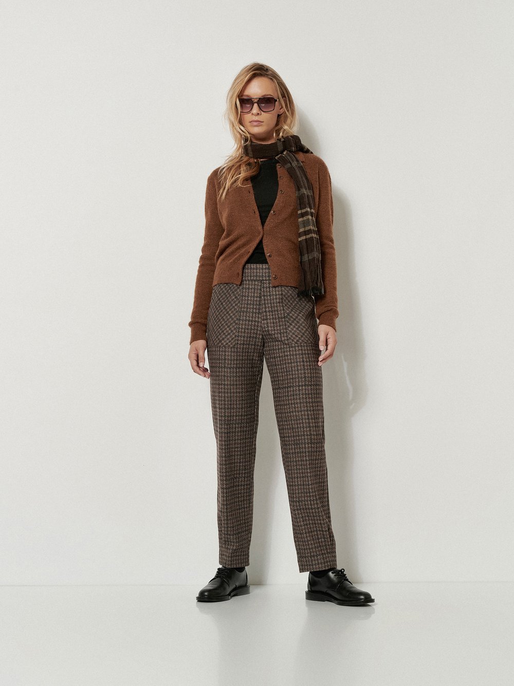 Womens trousers Mara Tapered in Brown, tapered-fit trousers in a houndstooth pattern, outfit view worn by model