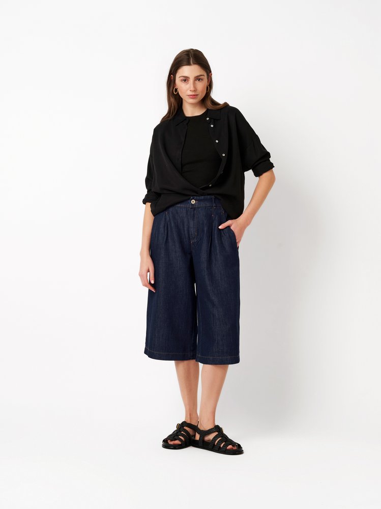 Womens trousers Mara Wide in dark blue, wide-leg denim bermudas with front pleats, outfit view worn by model