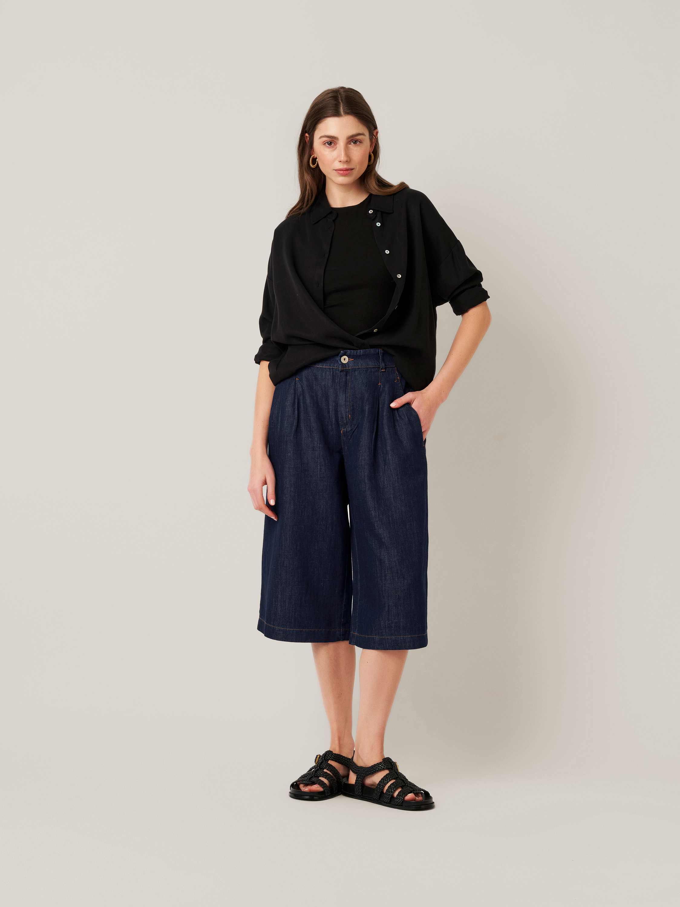 Womens trousers Mara Wide in dark blue, wide-leg denim bermudas with front pleats, outfit view worn by model