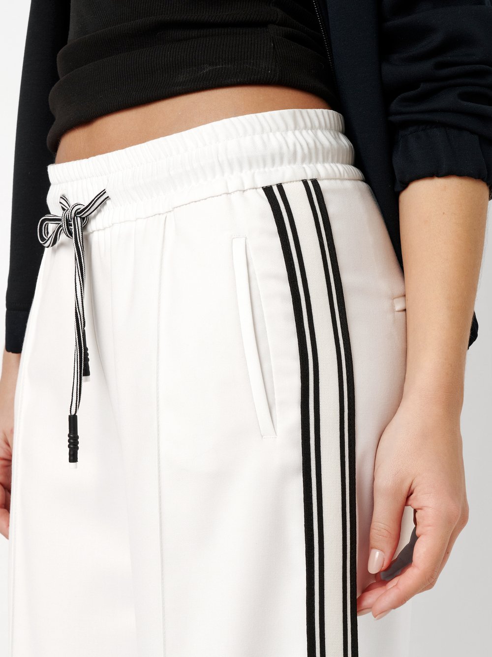 Damenhose May Wide in white, Wide Leg Hose mit Galonstreifen, Detailansicht