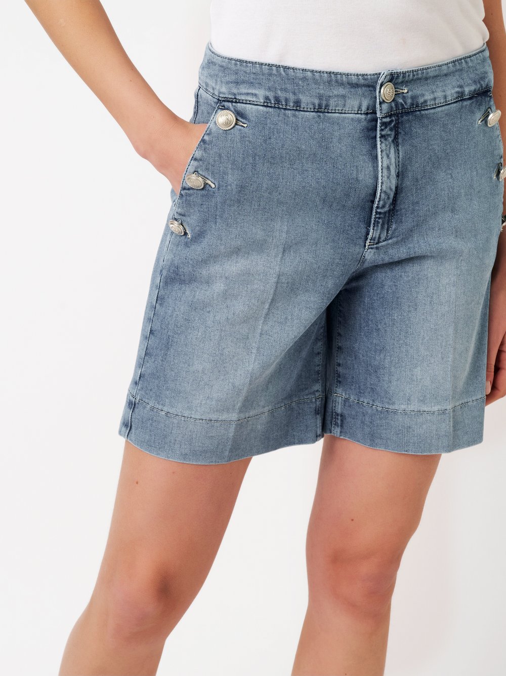 Womens shorts Mara Shorts in light blue, denim shorts with framed pockets, detail view