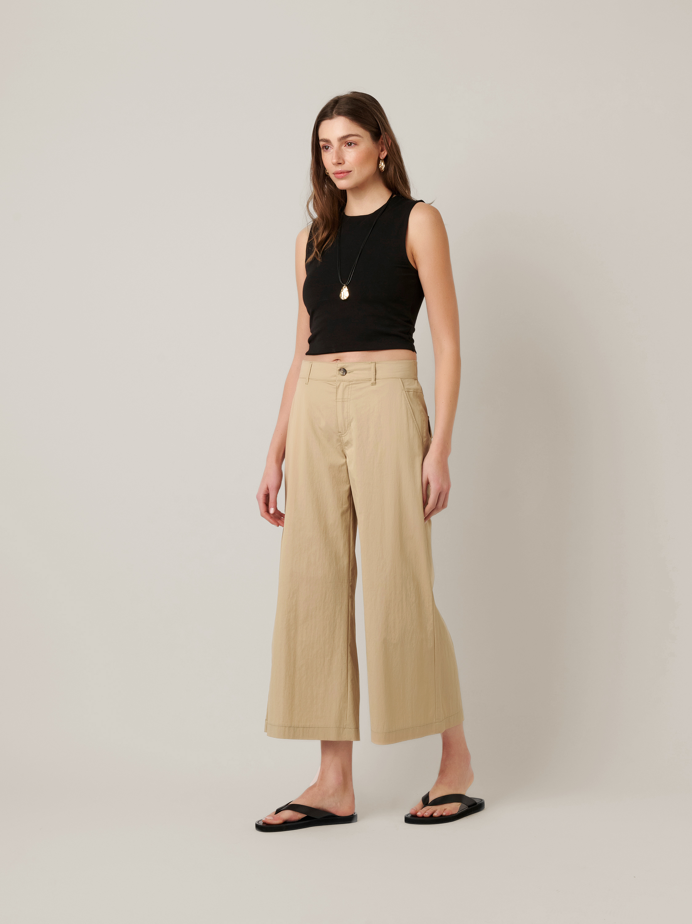 Damenhose Mara Culotte in sand, Culotte aus Papertouch Cotton, Frontansicht am Model getragen
