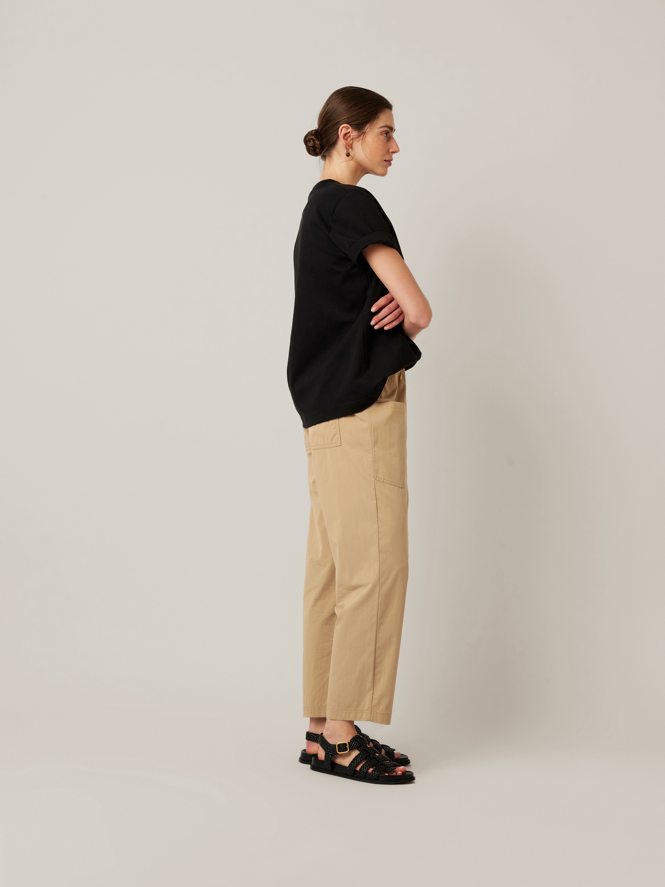 Womens trousers Mara Pocket in sand, relaxed trousers with front pockets, front view worn by model