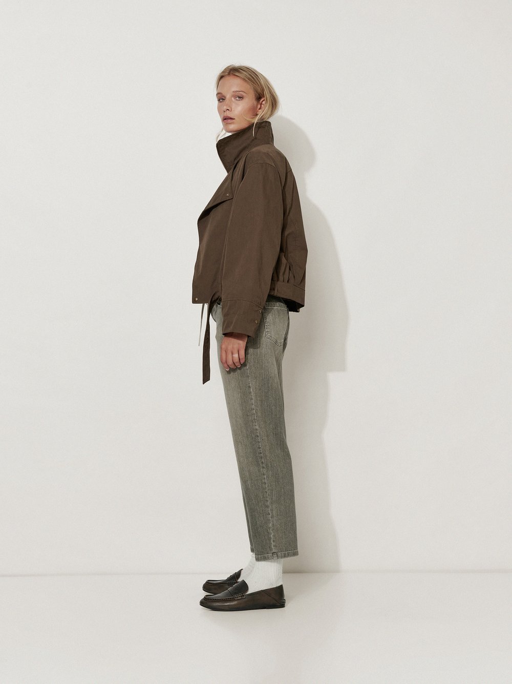 Womens jeans Masha Straight in Khaki, straight-fit jeans in an authentic wash, front view worn by model