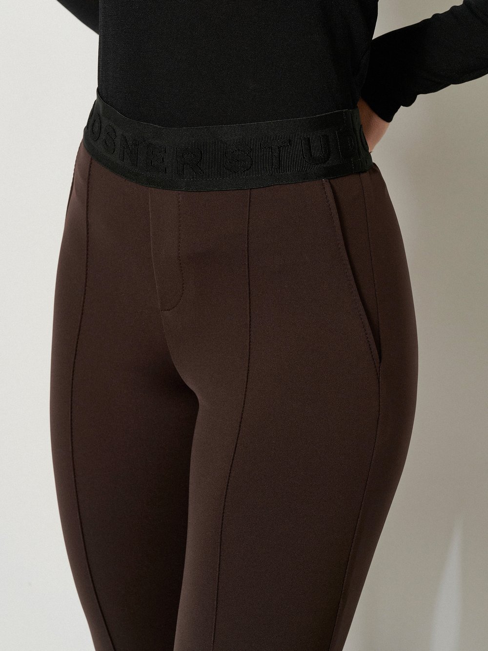 Damenhose Alisa Slim in Dunkelbraun, slim-Fit Hose aus leichter Scubaqualitaet, Detailansicht