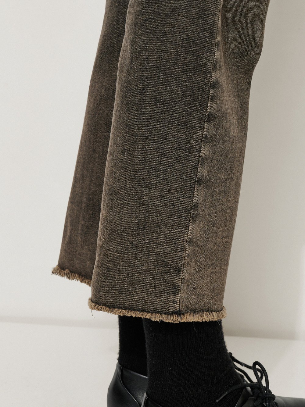 Womens jeans Audrey Straight in Dark Brown, straight-fit jeans with raw hem, detail view