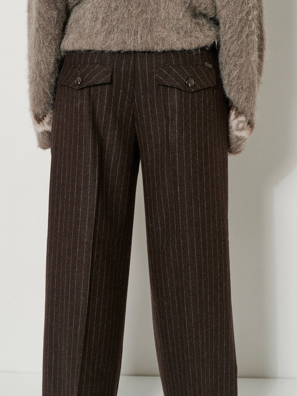 Damenhose Mara Wide in Dunkelbraun, wide-Leg Hose mit Nadelstreifen, zweite Detailansicht