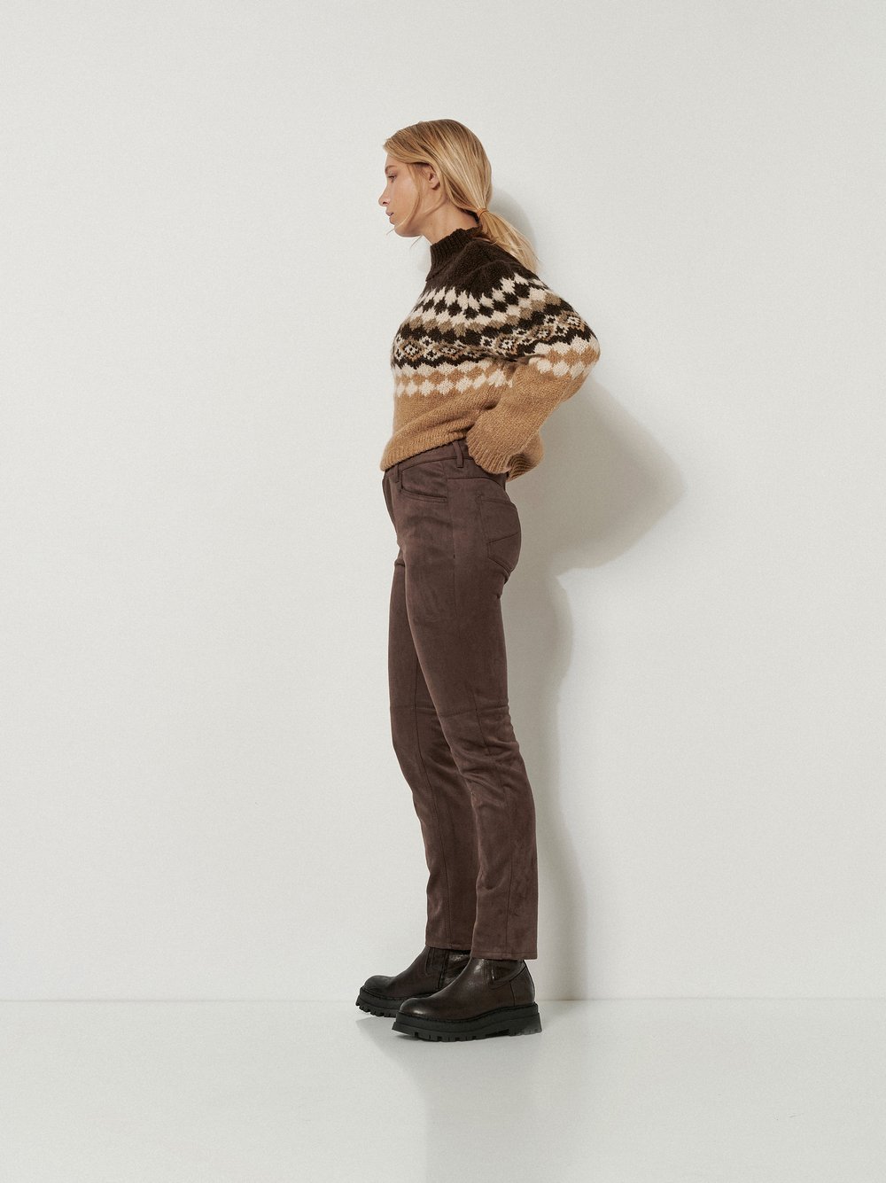 Damenhose Alisa Slim in Dunkelbraun, slim-Fit in Velourleder-Optik, Frontansicht am Model getragen