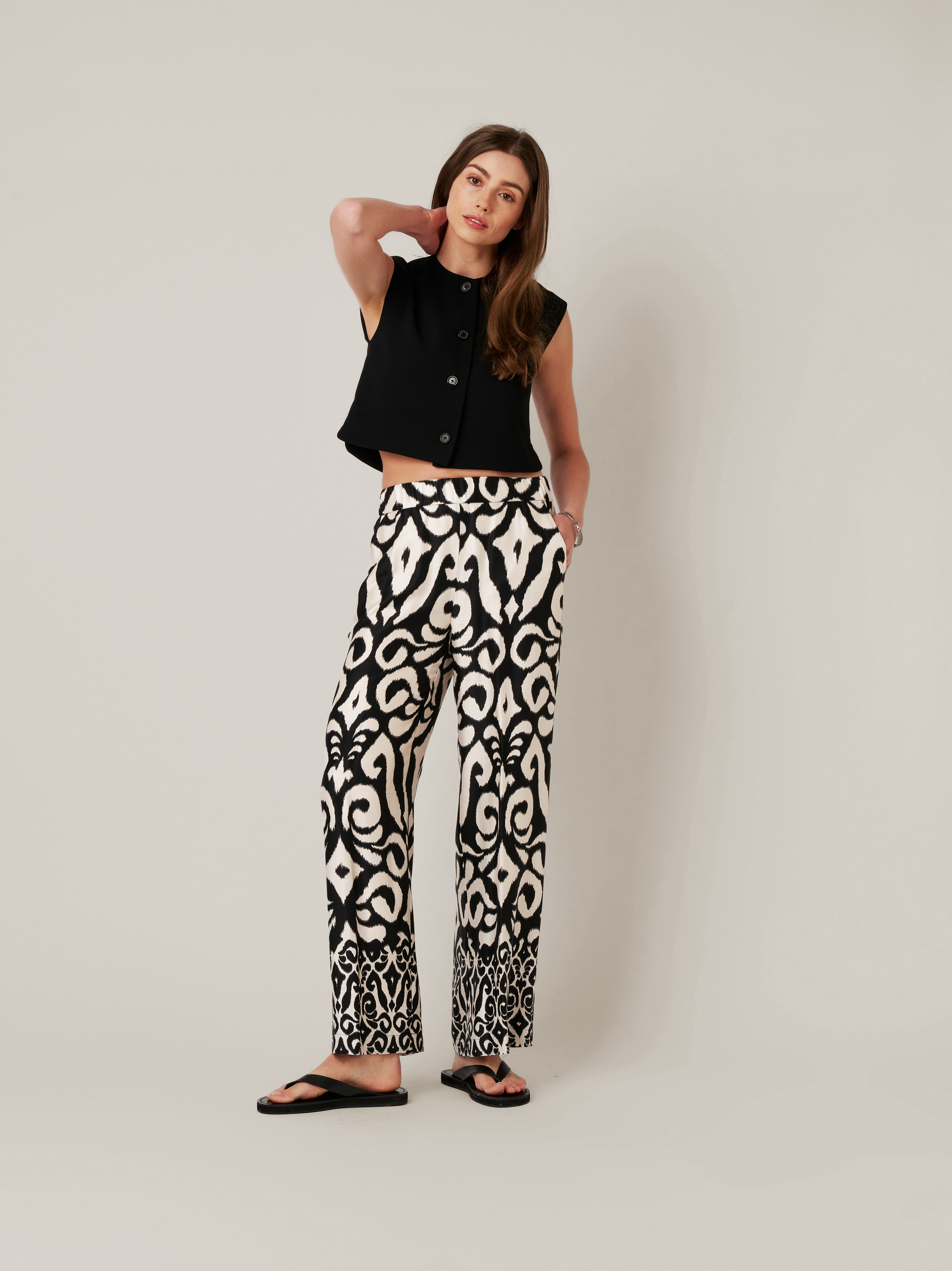 Damenhose Mara Wide in black / white, palazzo-Hose mit kunstvollem Print, Outfitansicht am Model