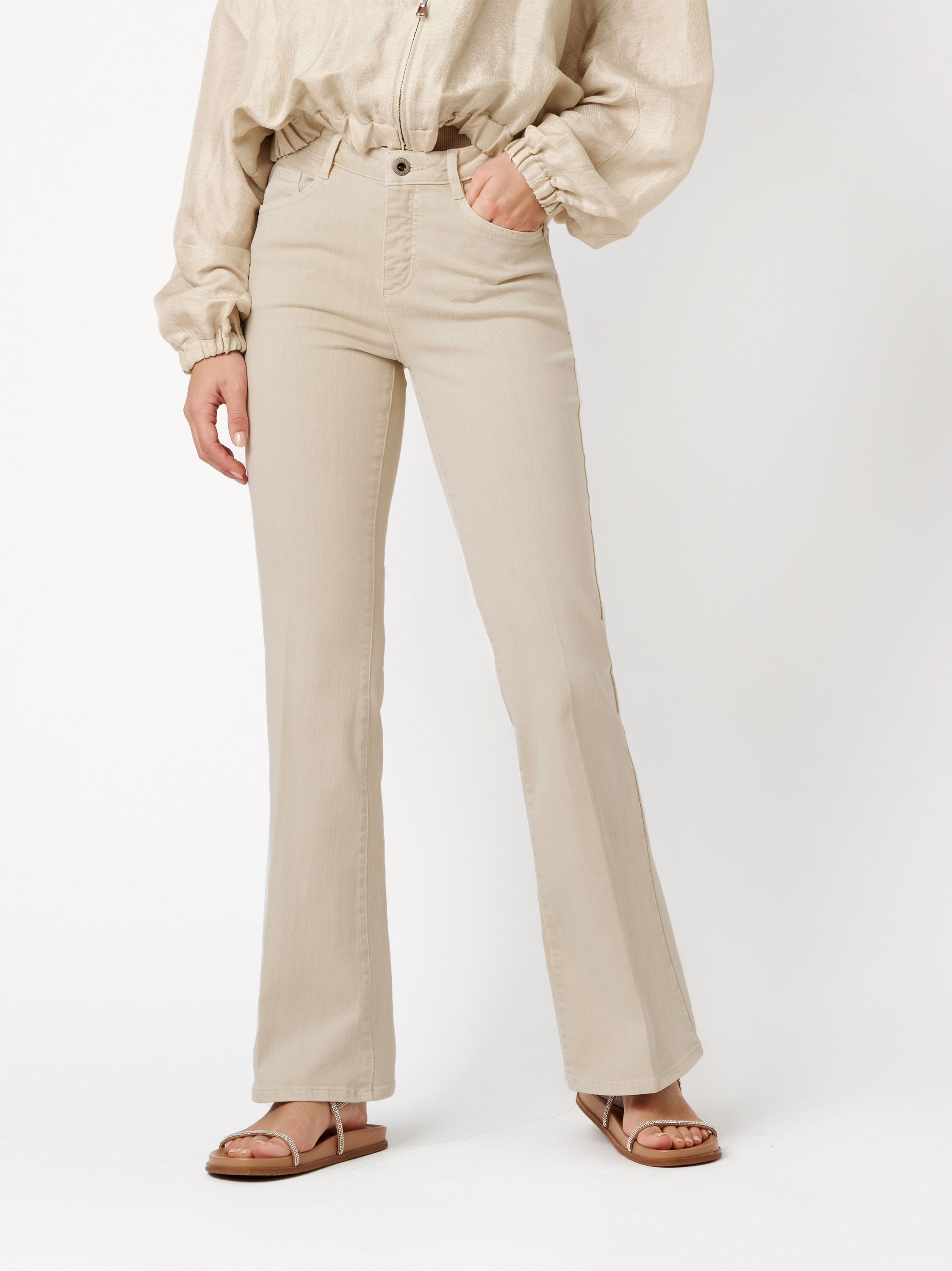 Womens jeans Antonia Bootcut in light sand, bootcut jeans with pleats, front view worn by model