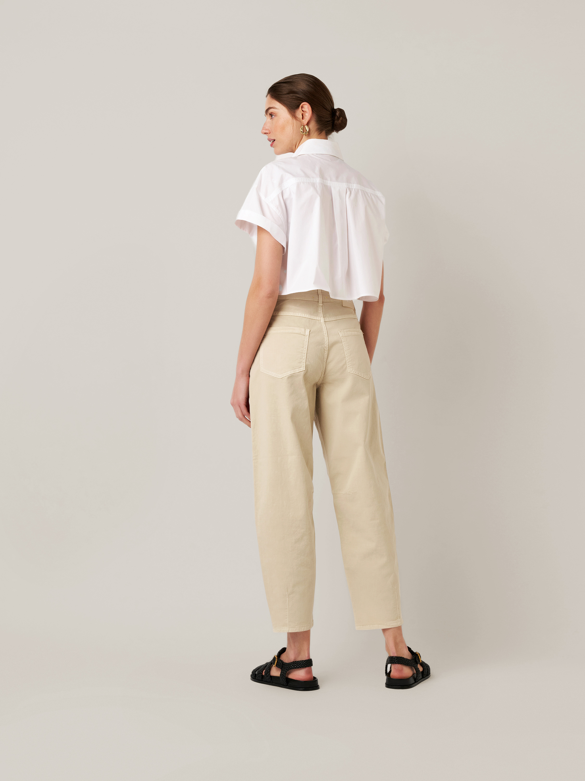 Womens jeans Mara Barrel in light sand, barrel-fit trousers, back view worn by model