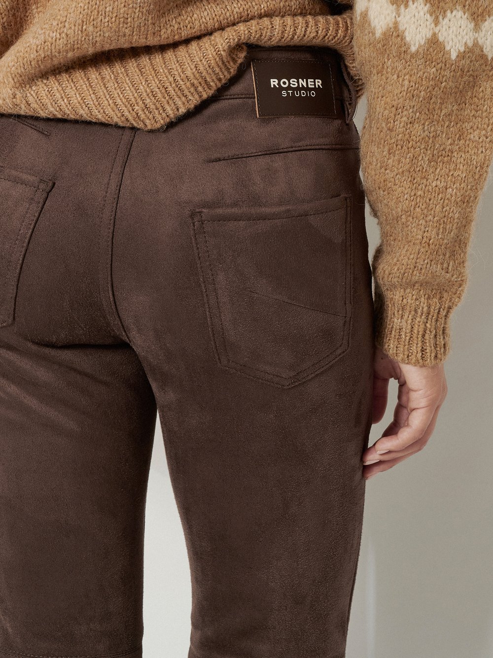 Damenhose Alisa Slim in Dunkelbraun, slim-Fit in Velourleder-Optik, Detailansicht