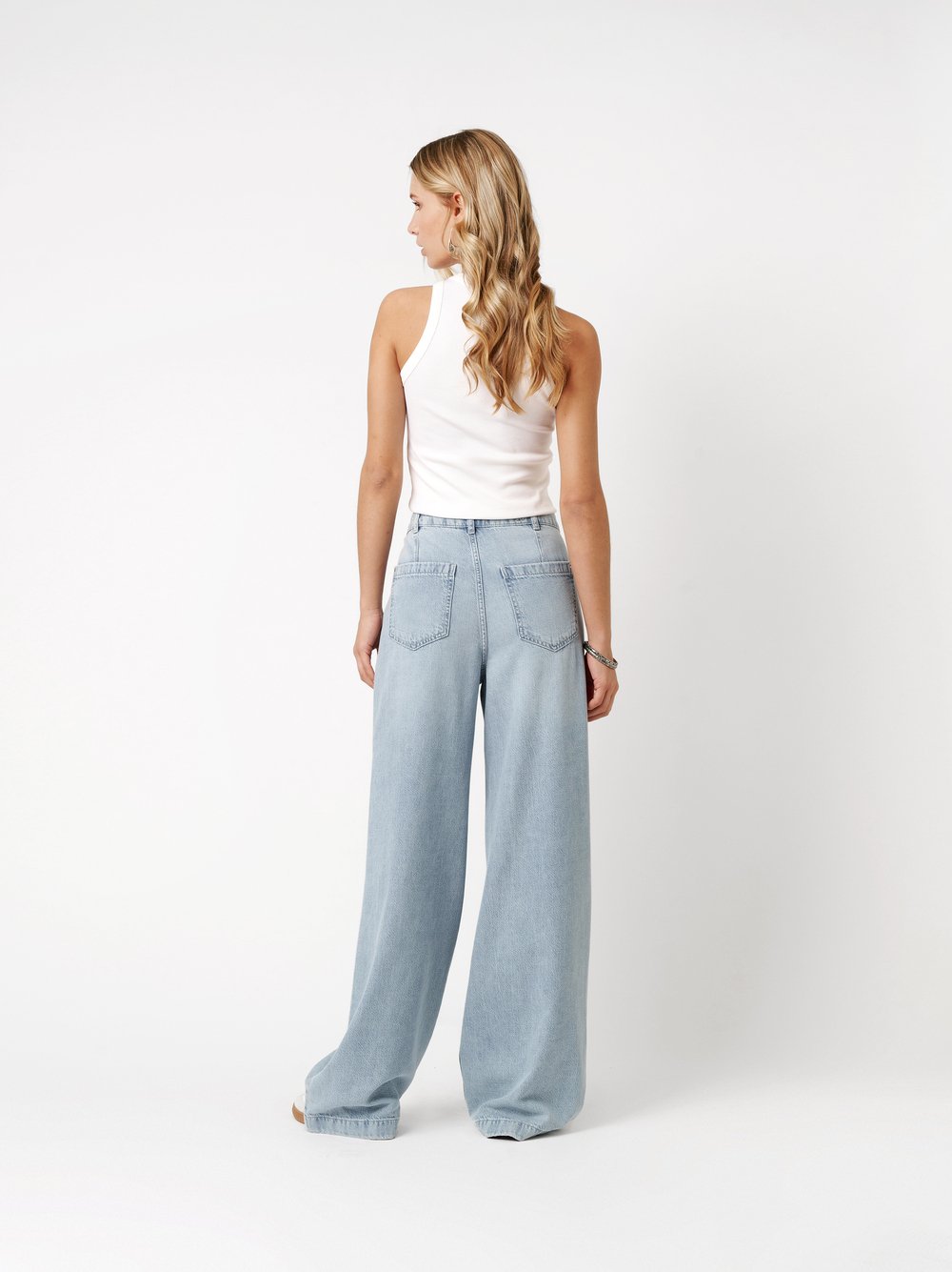 Damenjeans Mara Wide in light blue, Wide Leg jeans im Cargo-Stil, Rueckansicht am Model getragen