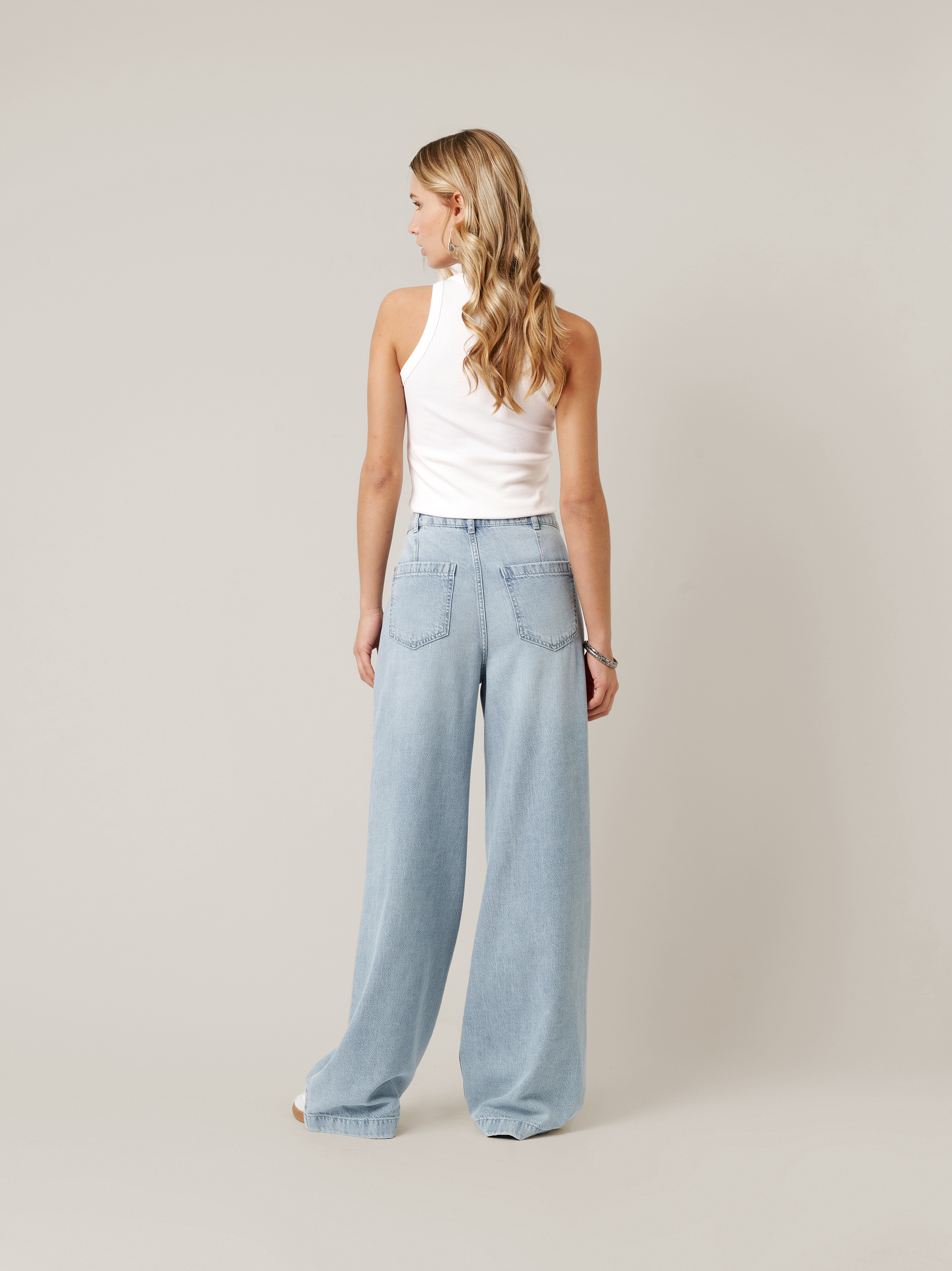 Womens jeans Mara Wide in light blue, wide-leg jeans in cargo style, back view worn by model