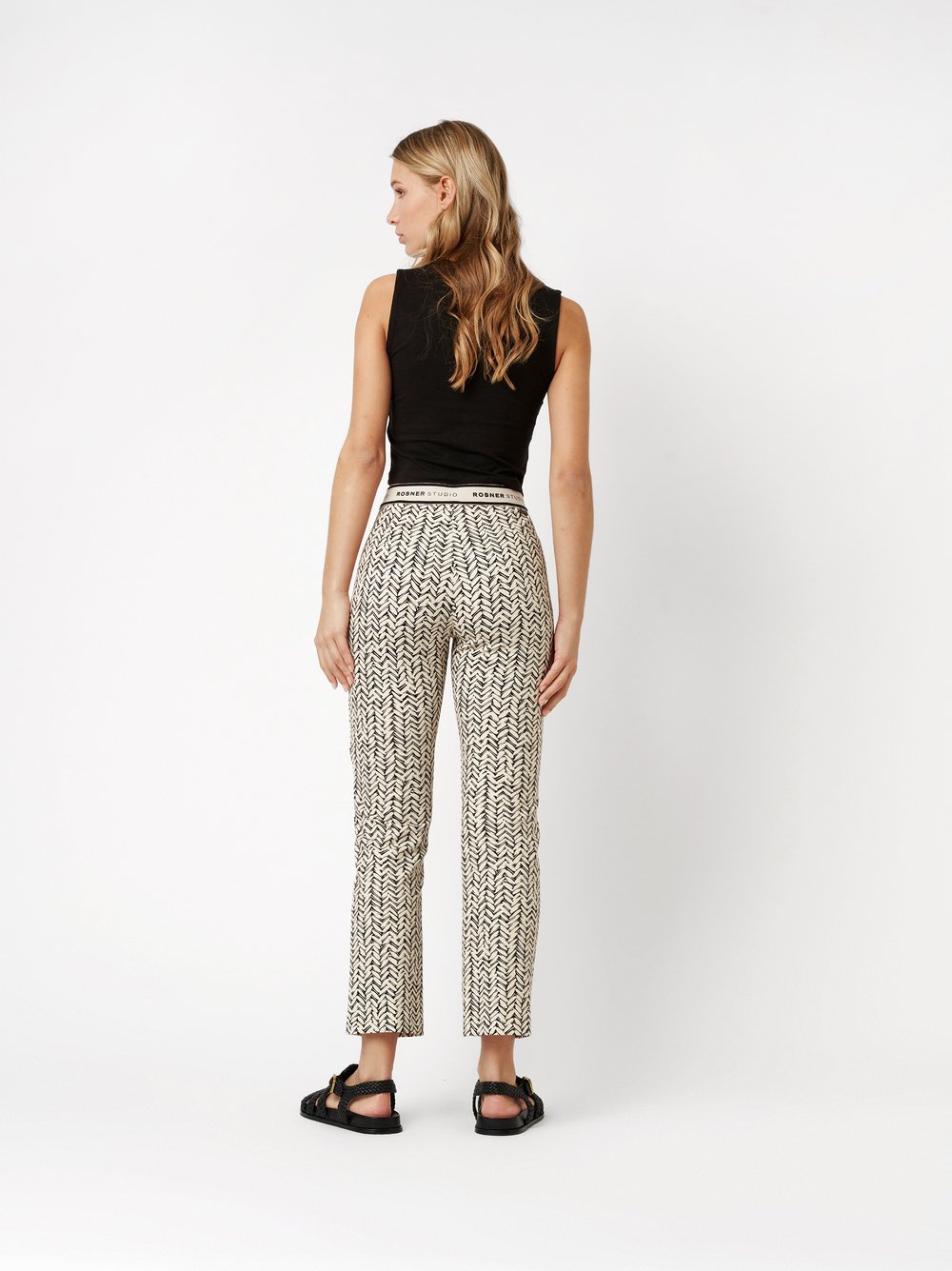Damenhose Alisa Slim in black / offwhite, gemusterte Slim-Fit, Rueckansicht am Model getragen