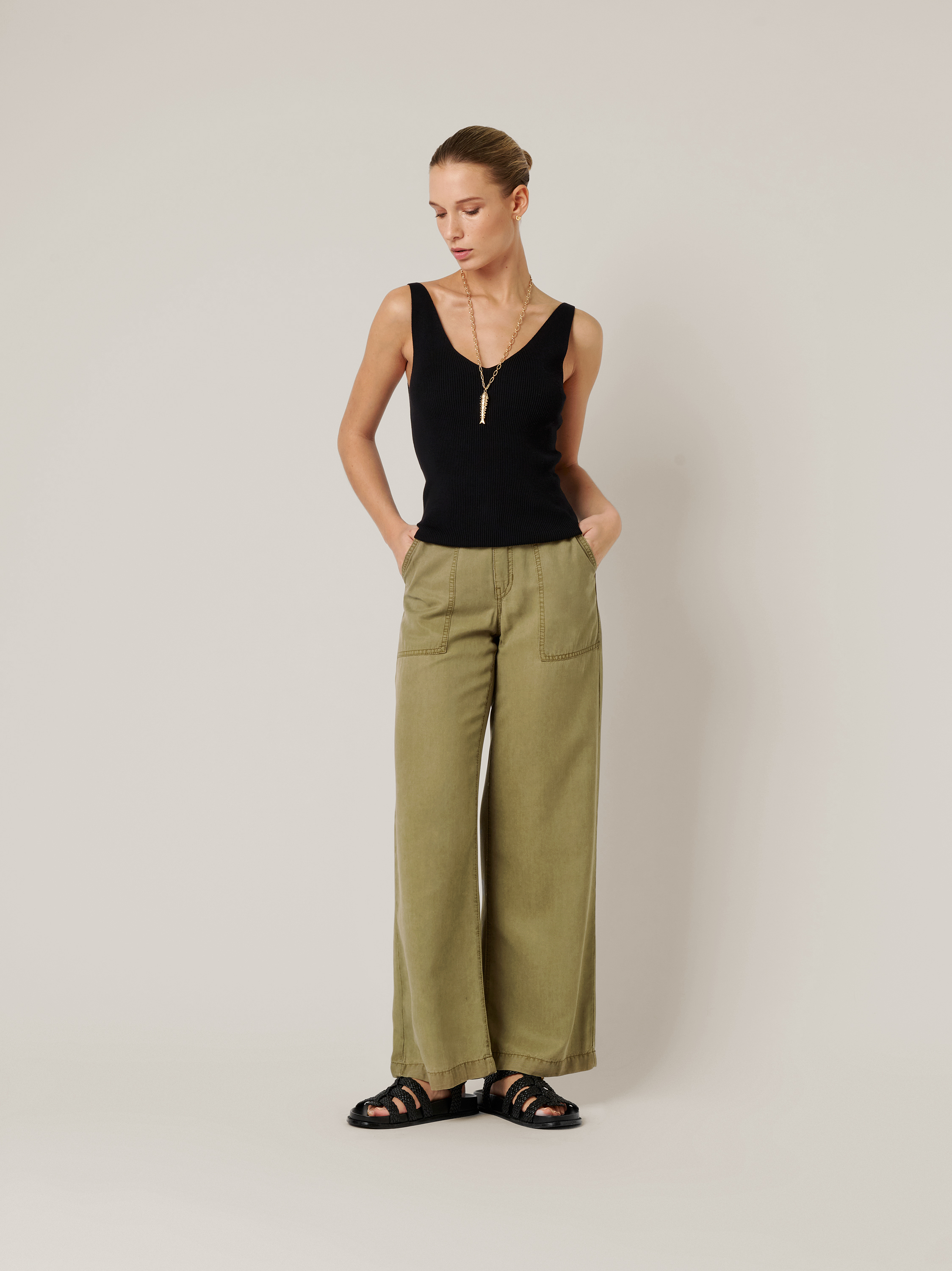 Womens trousers Mara Wide in khaki, wide-leg trousers in cargo style, outfit view worn by model
