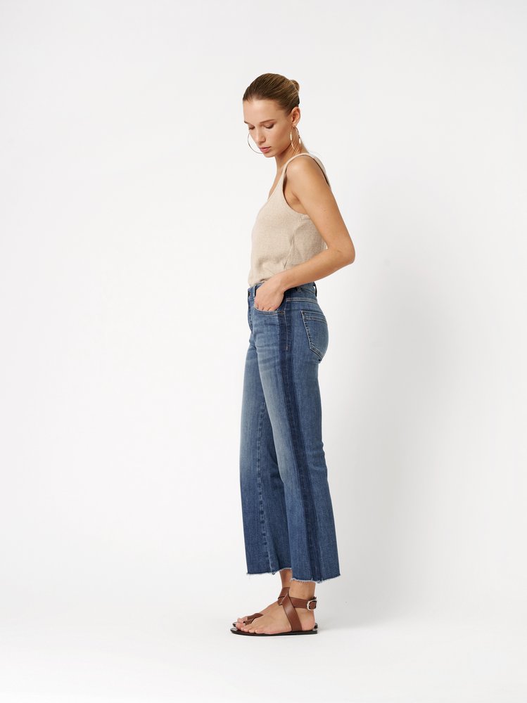 Womens jeans Antonia Bootcut in mid blue, jeans with raw hems and side stripes, outfit view worn by model