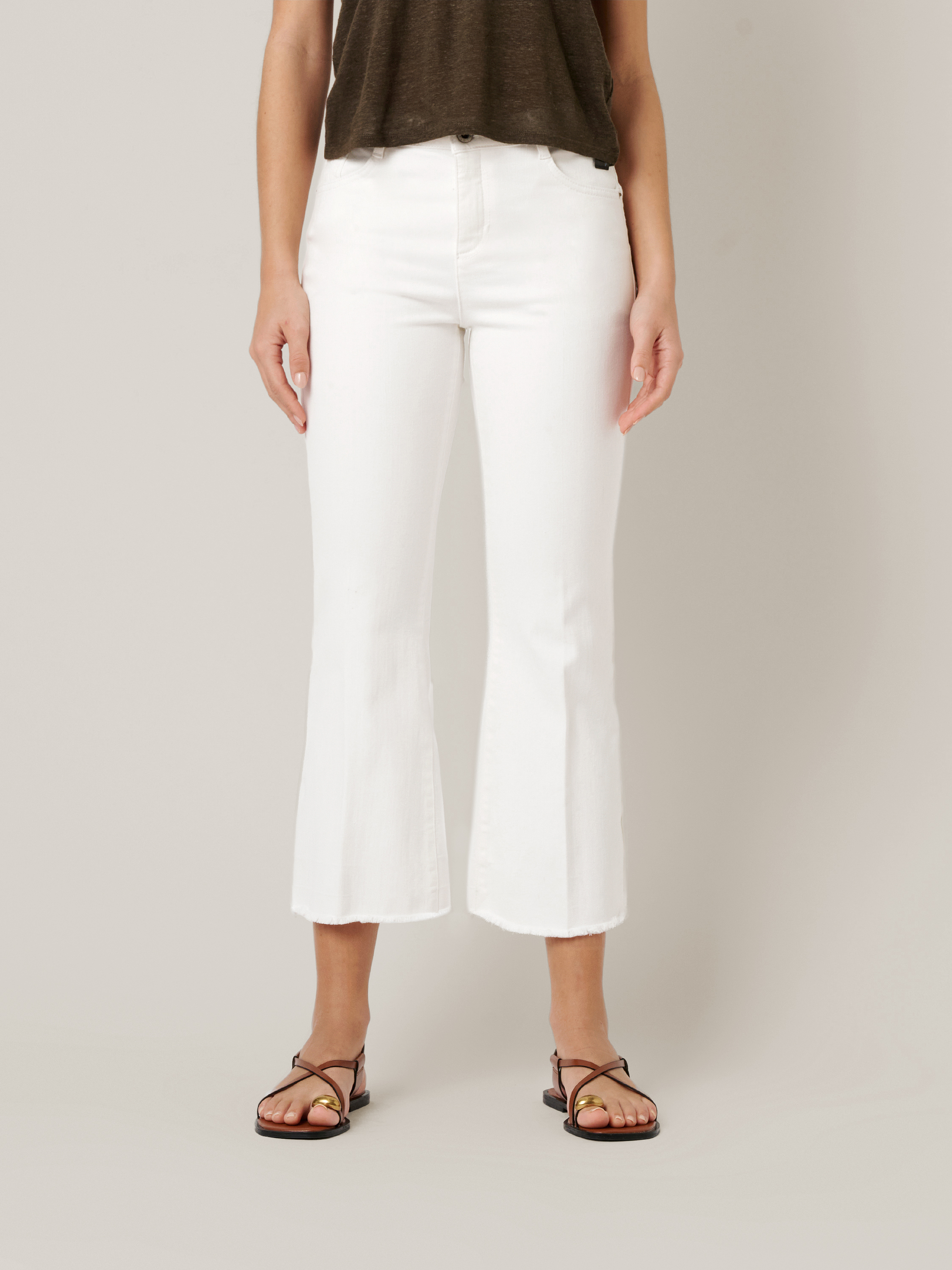 Damenjeans Antonia Bootcut in offwhite, Flared-Jeans mit ausgefransten Saeumen, Frontansicht am Model getragen