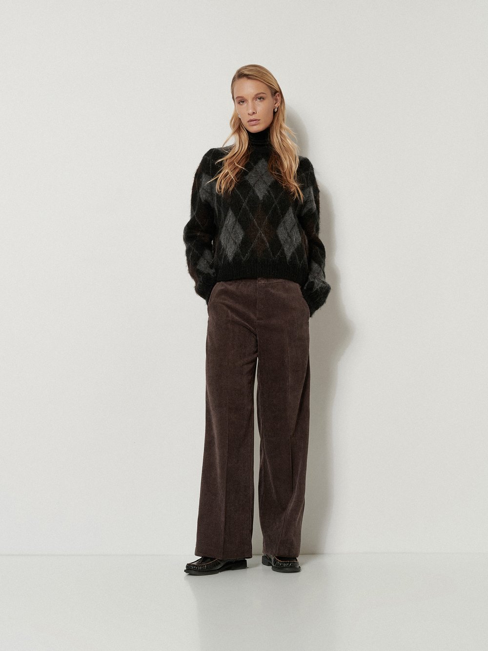 Womens trousers Mara Wide in Dark Brown, wide-leg corduroy trousers, outfit view worn by model